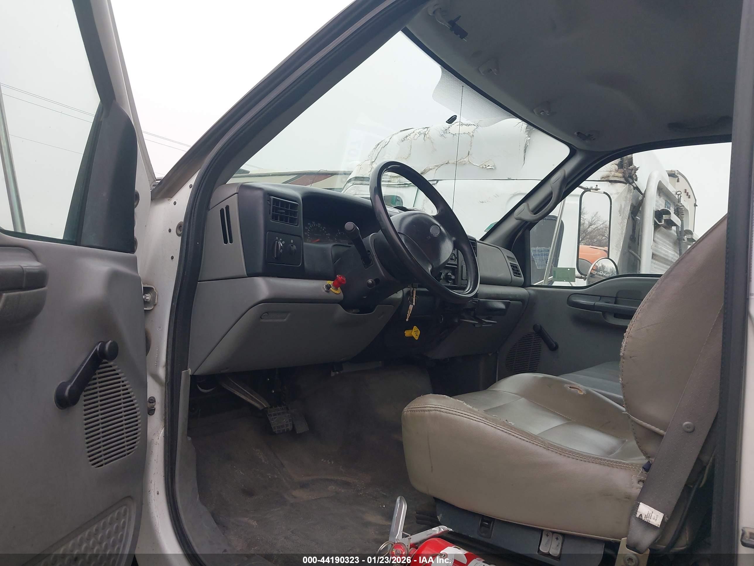 FORD F-650 image 7