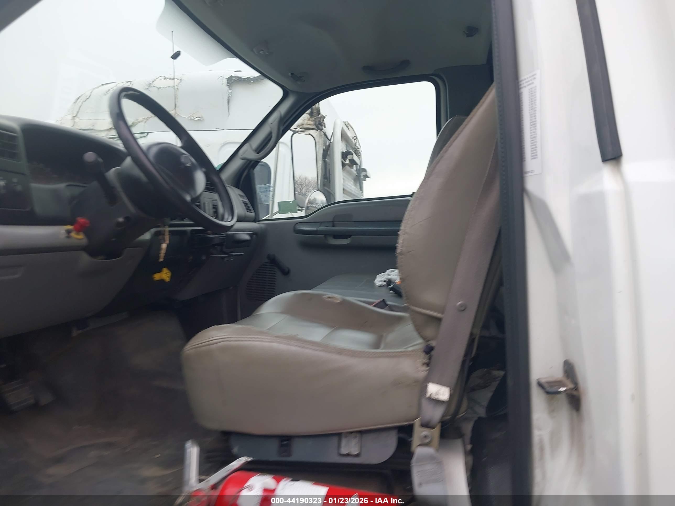 FORD F-650 image 8