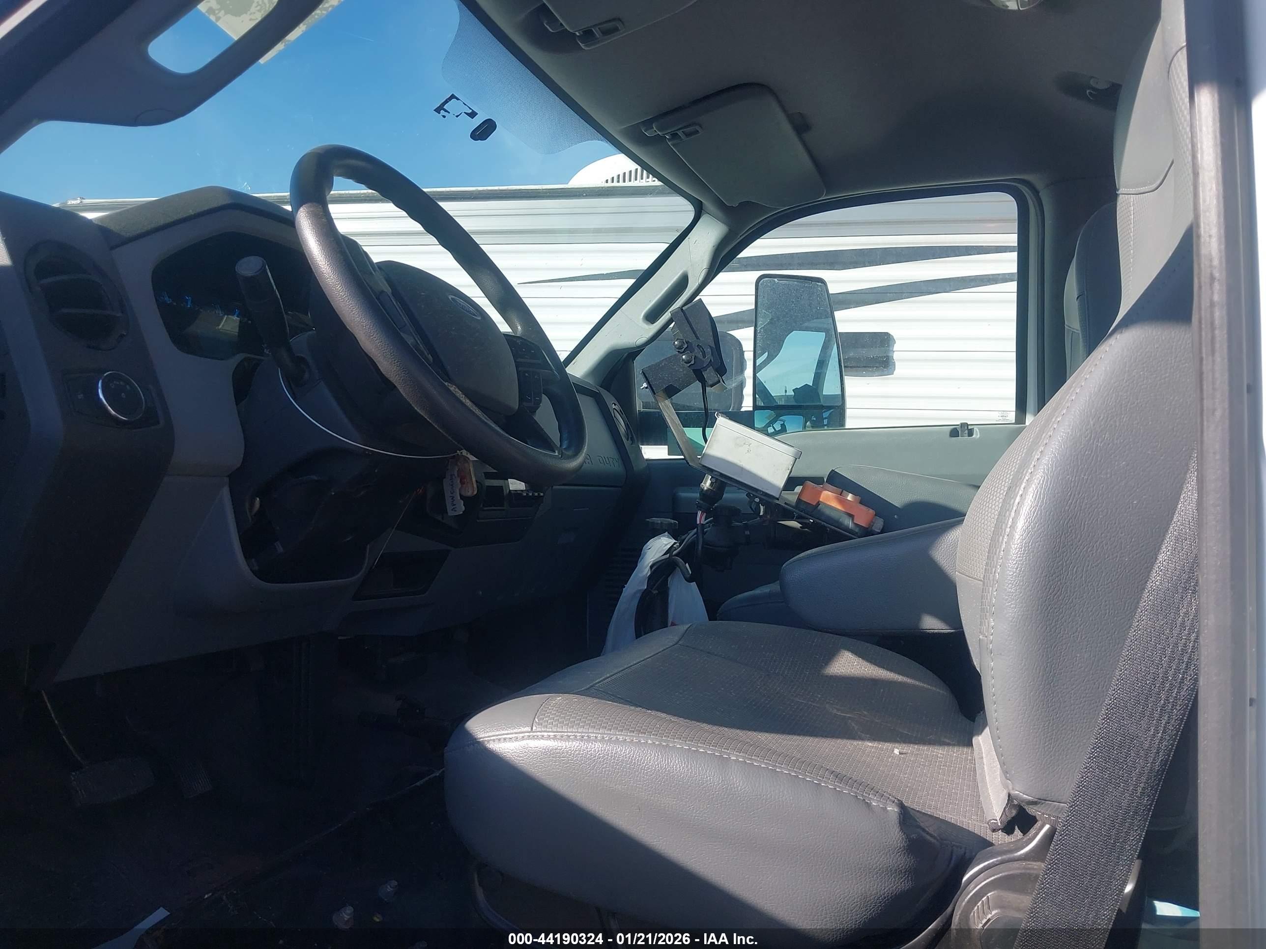 FORD F-650 image 8