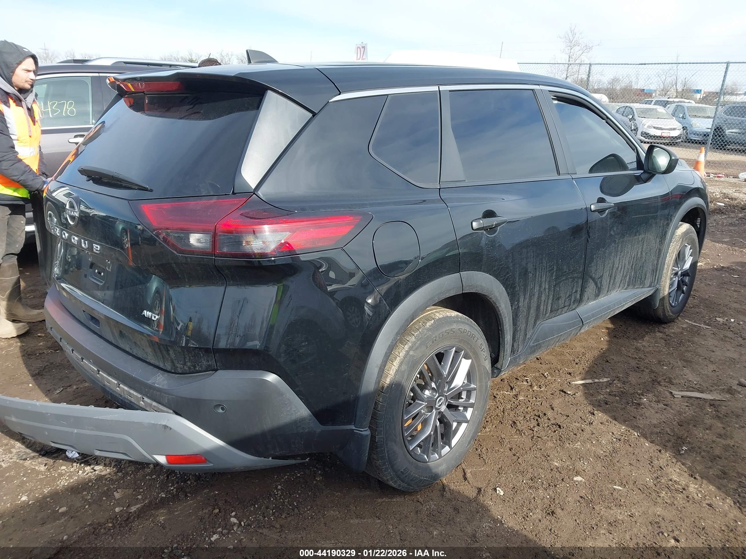 NISSAN ROGUE image 4
