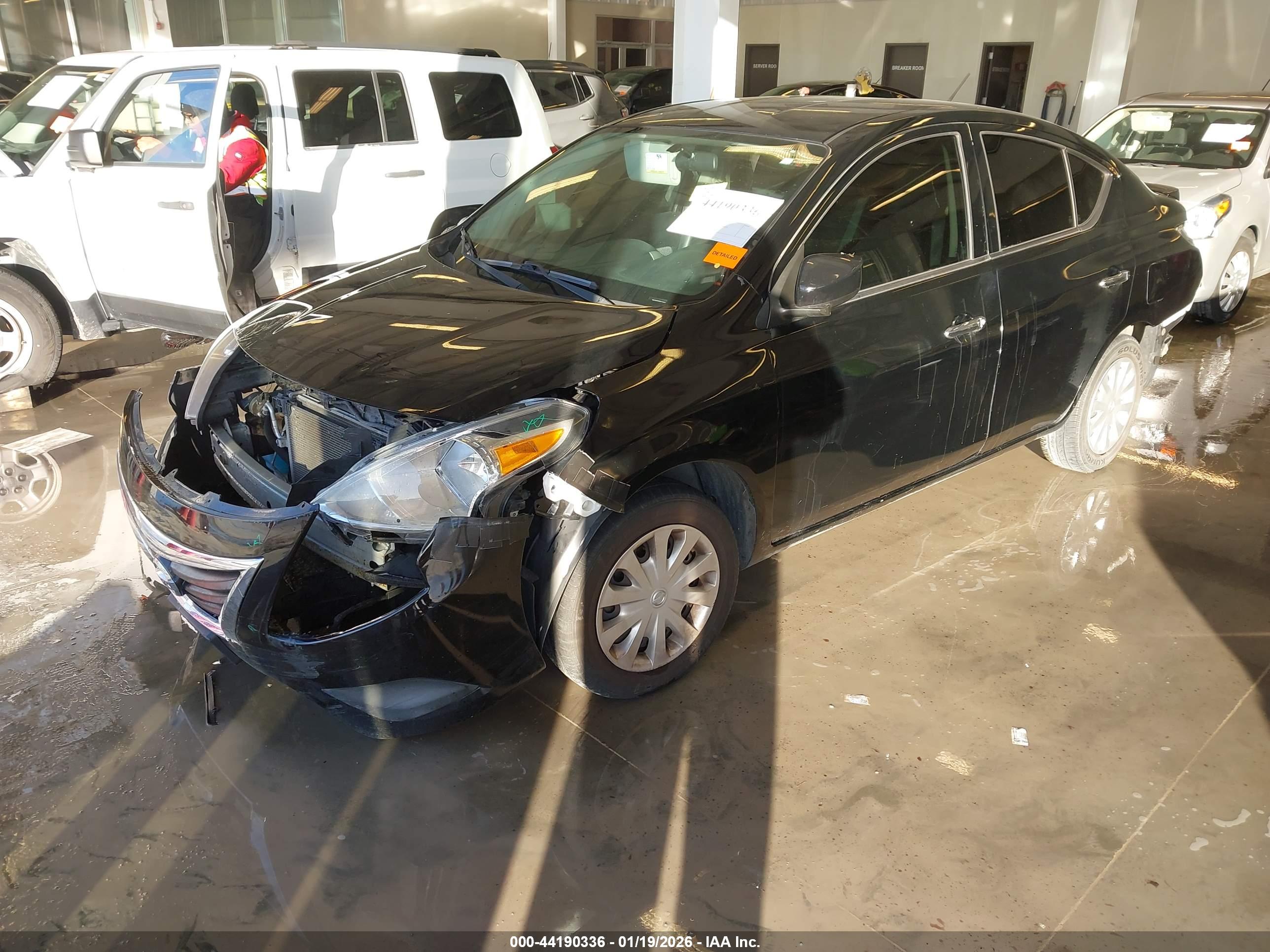 NISSAN VERSA image 2