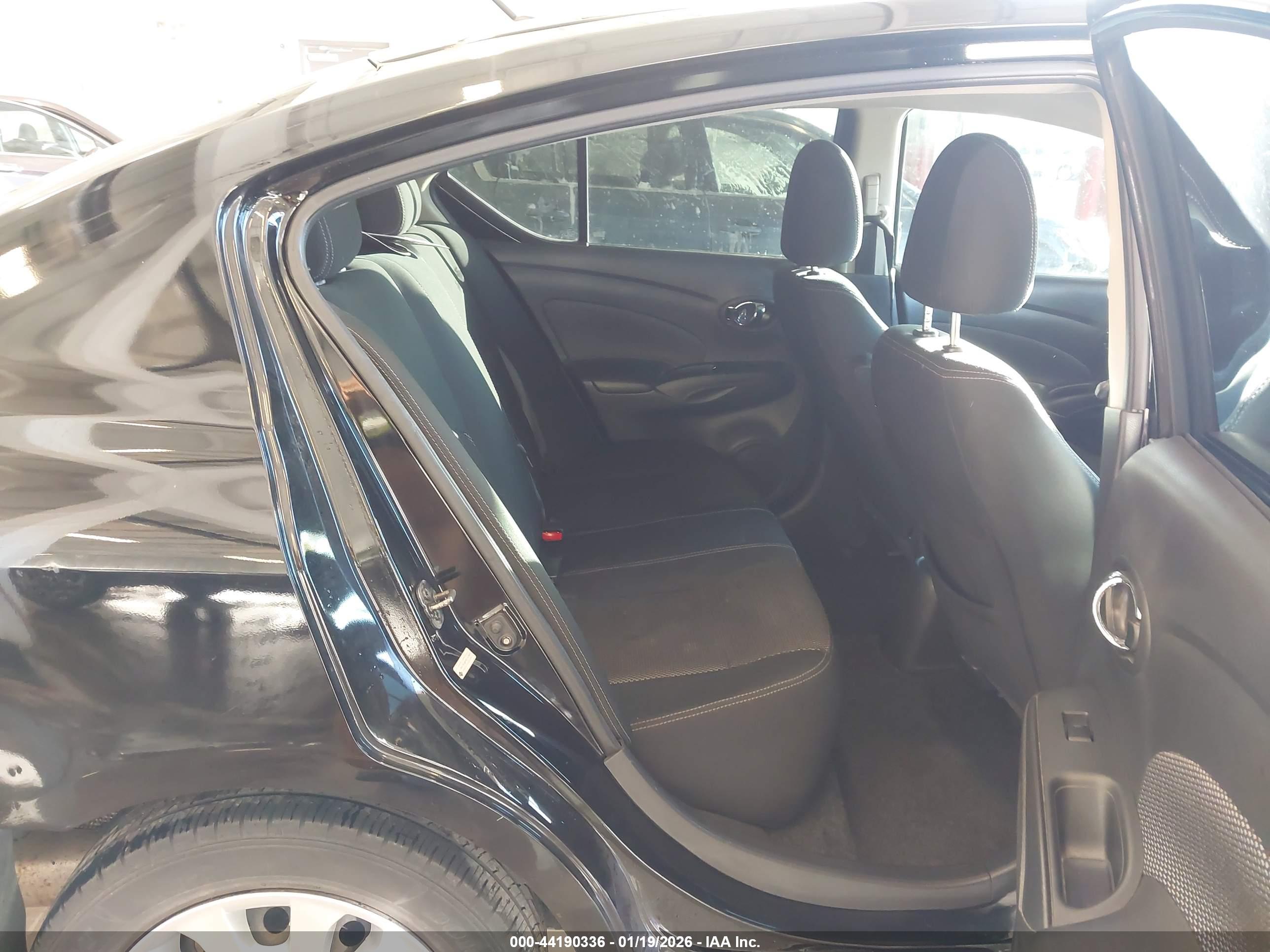 NISSAN VERSA image 8