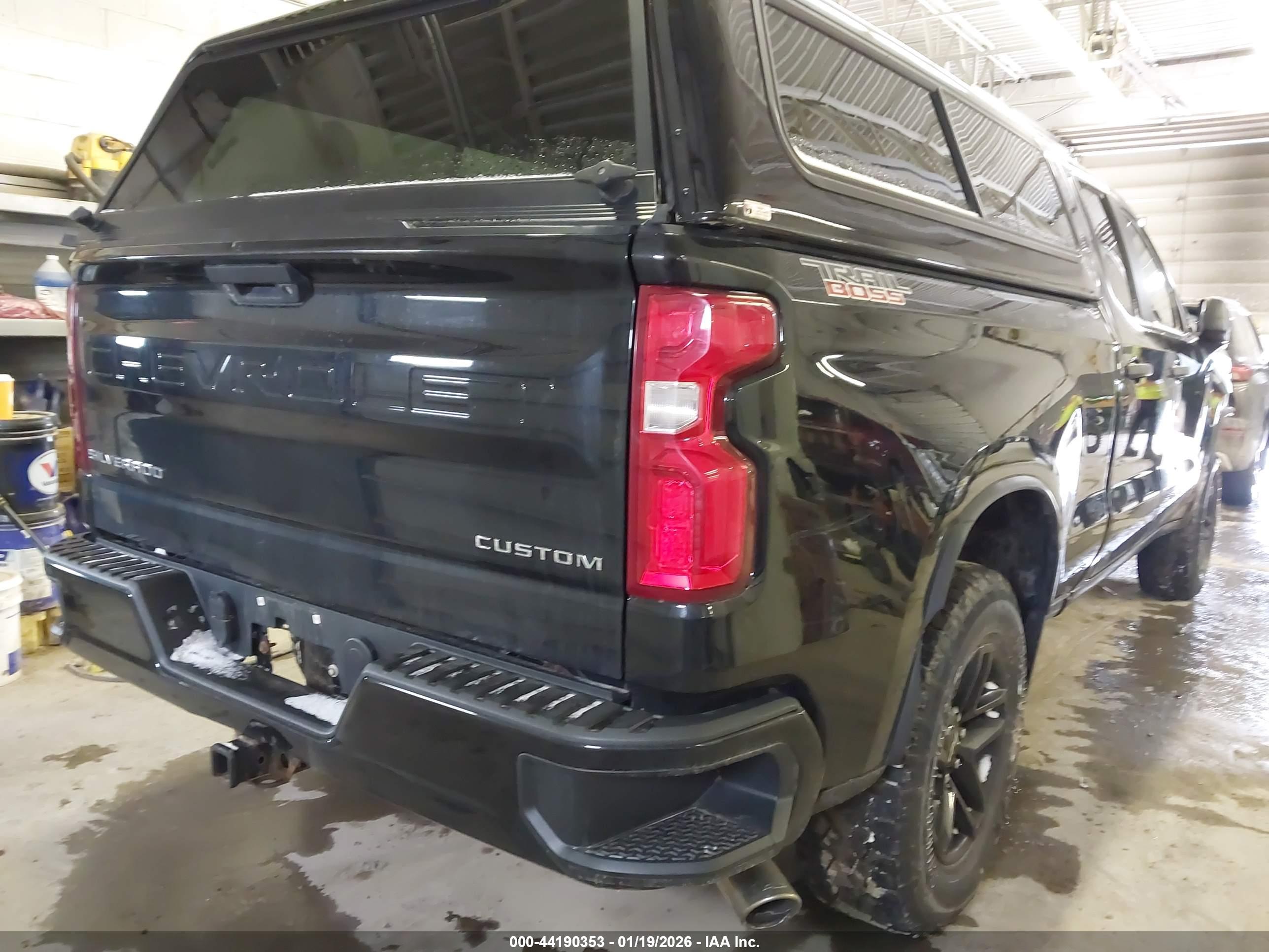 CHEVROLET SILVERADO image 4