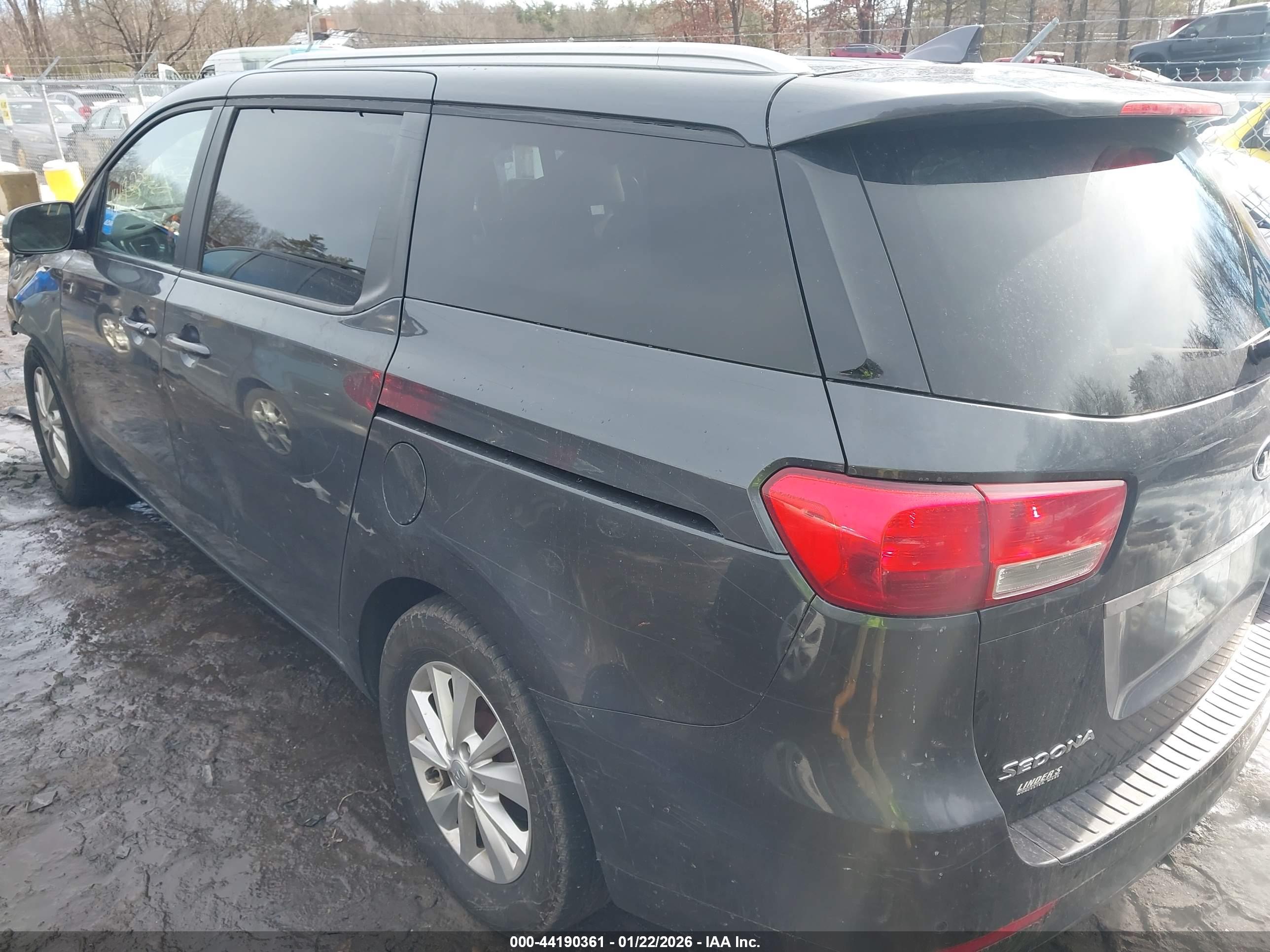 KIA SEDONA image 3
