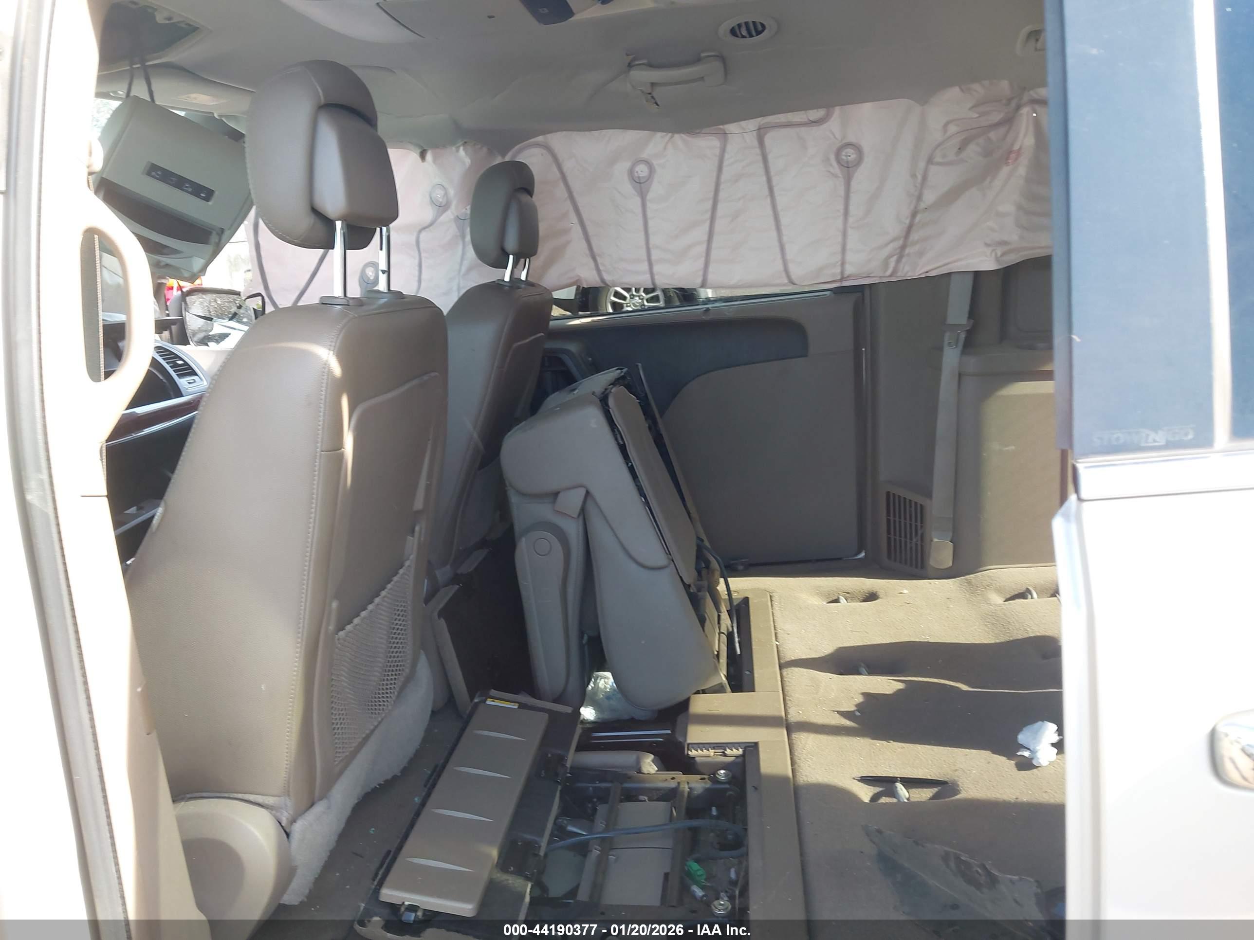 CHRYSLER TOWN image 8