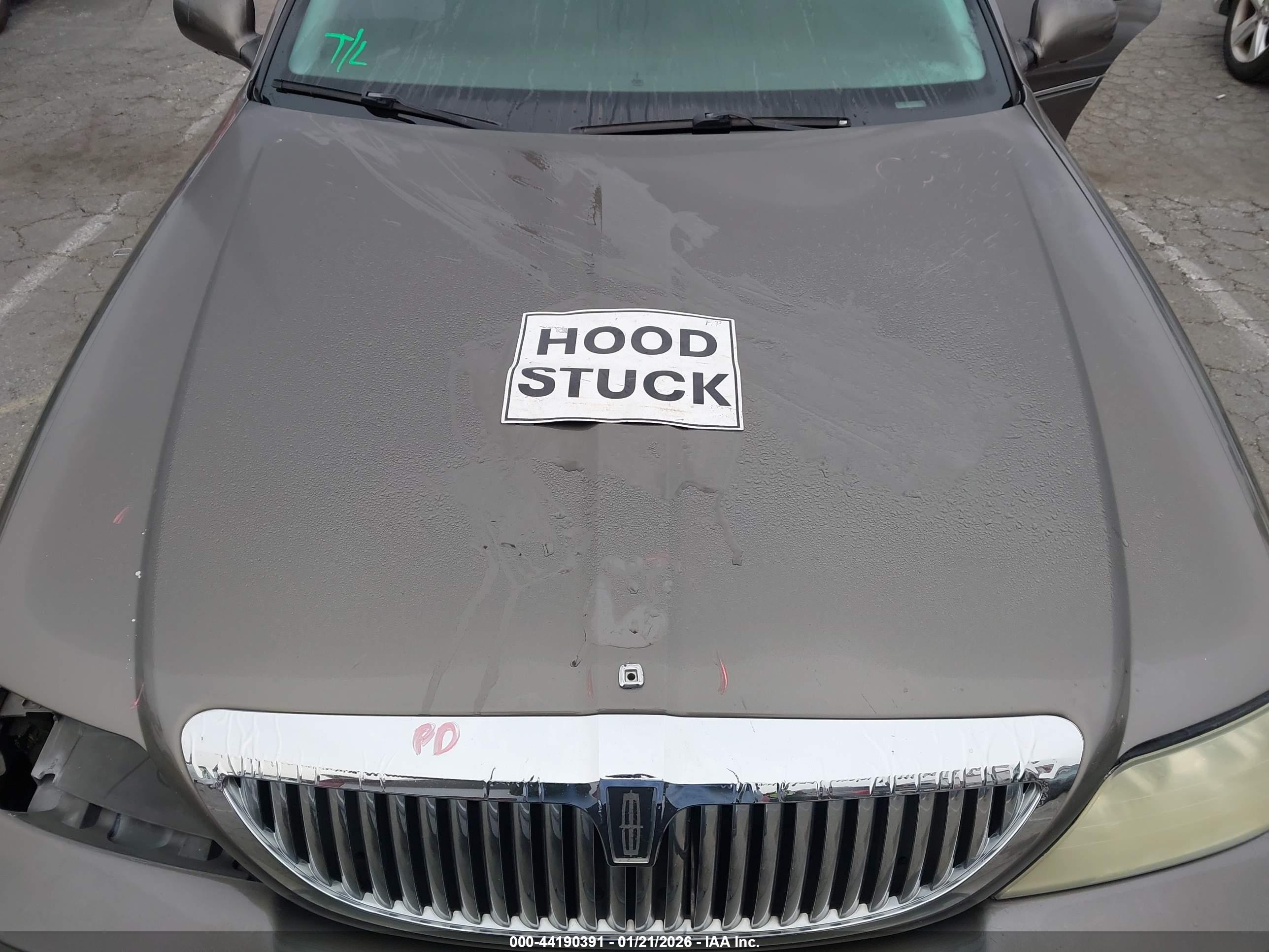LINCOLN TOWN image 10