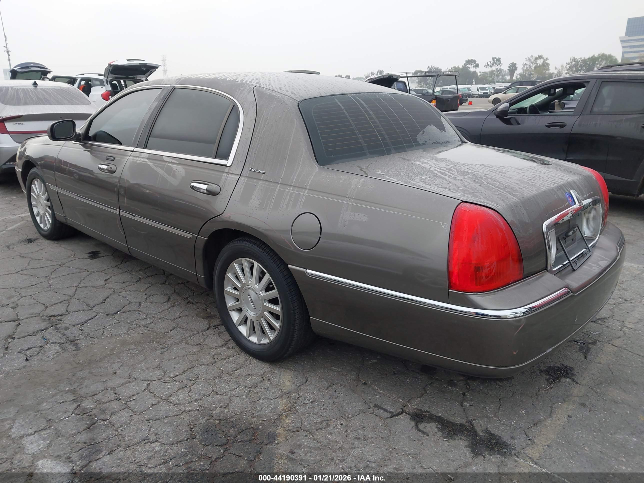 LINCOLN TOWN image 3