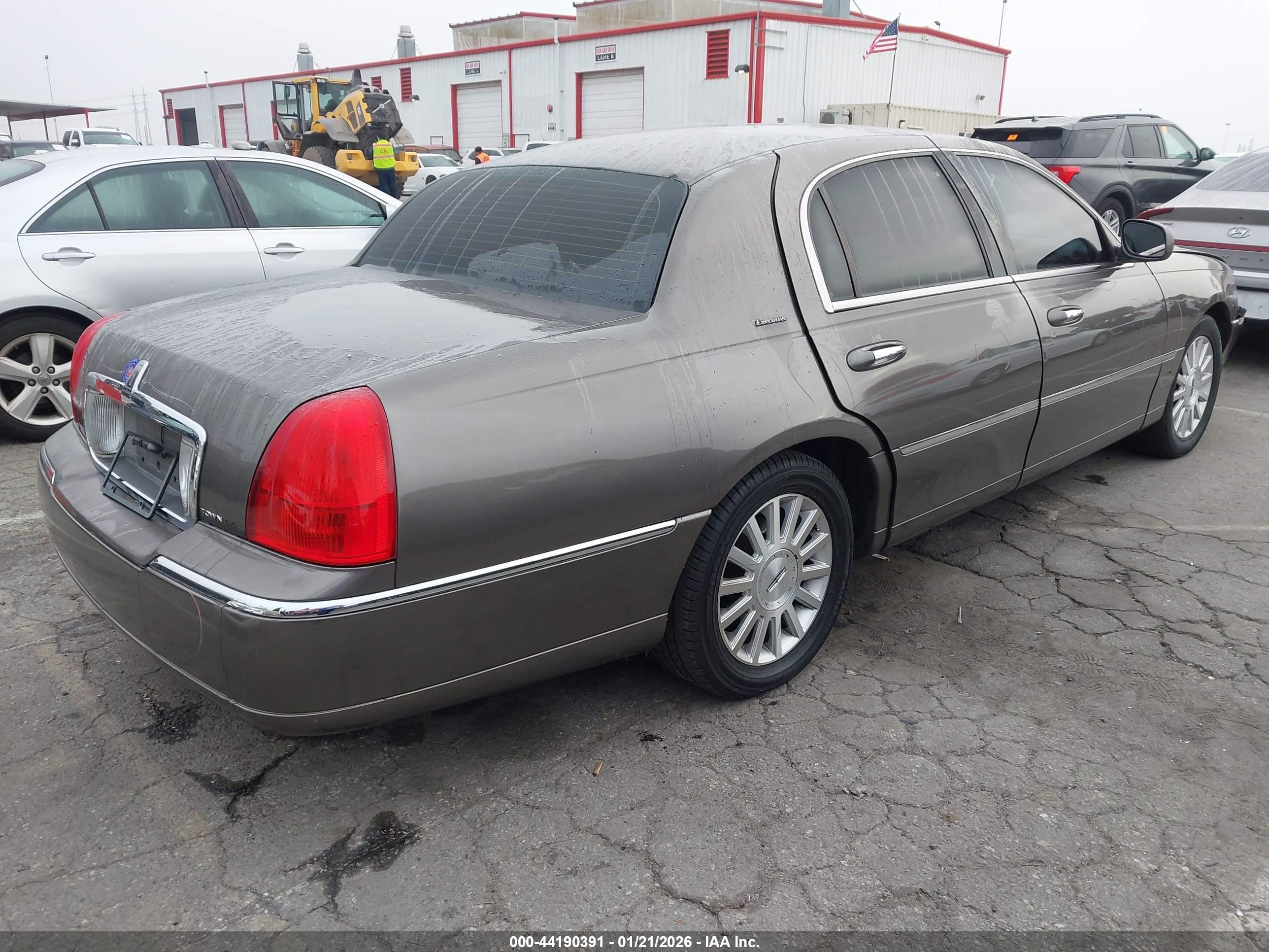 LINCOLN TOWN image 4
