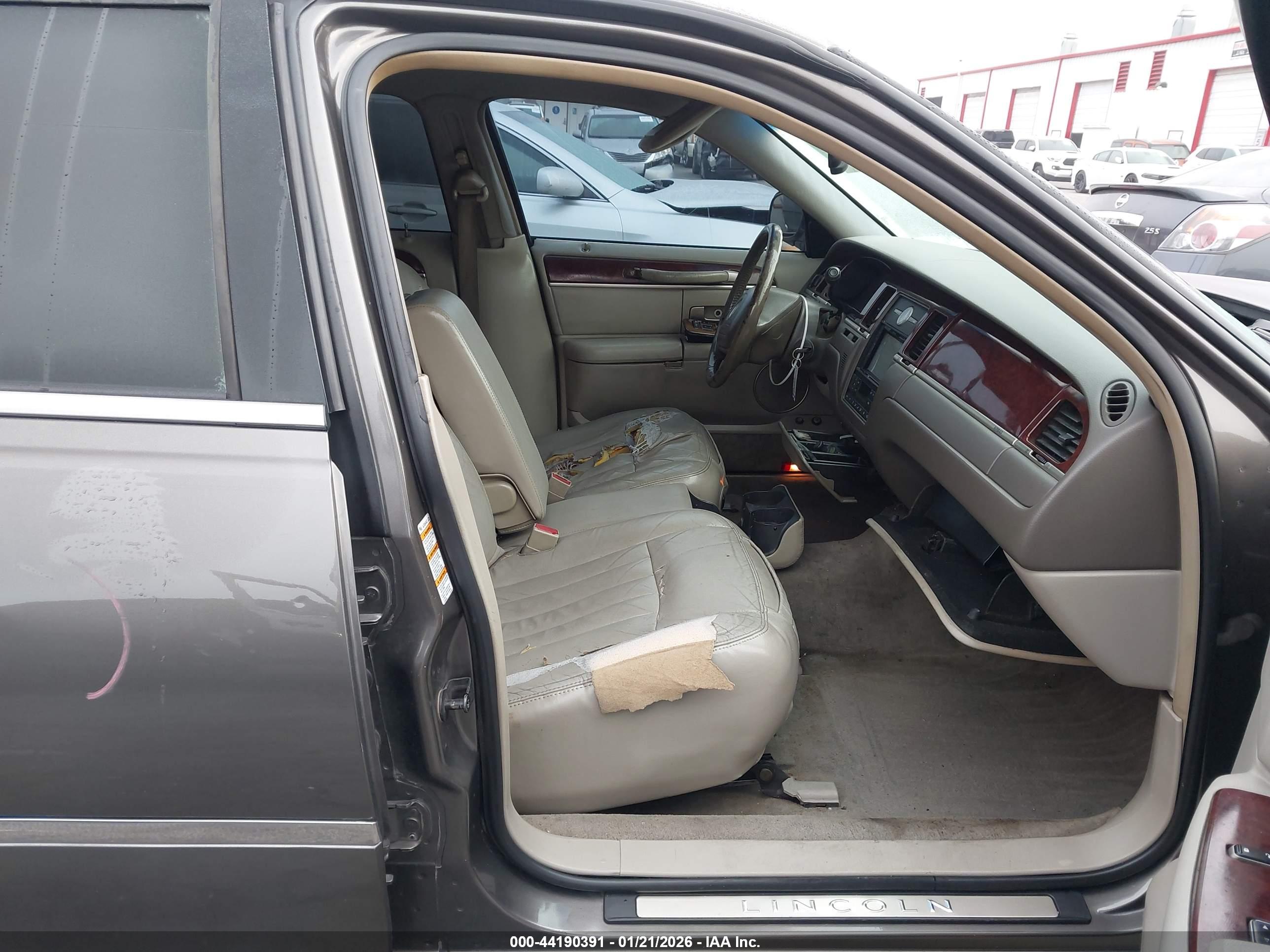 LINCOLN TOWN image 5