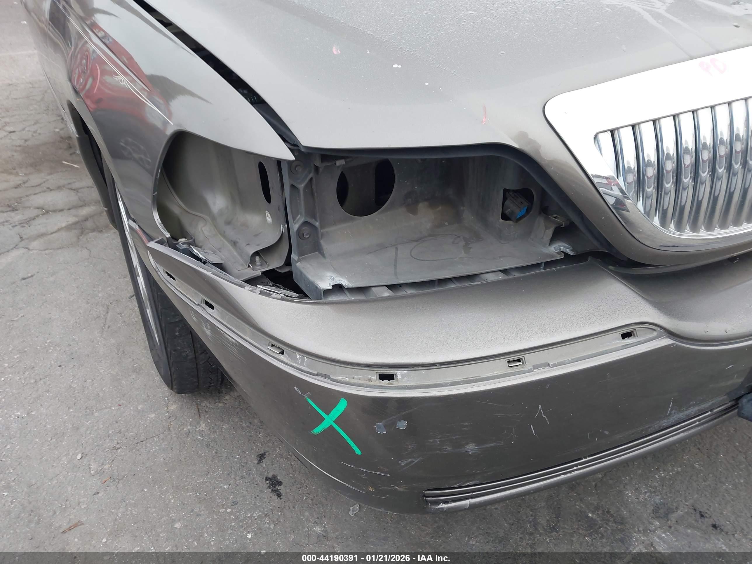 LINCOLN TOWN image 6