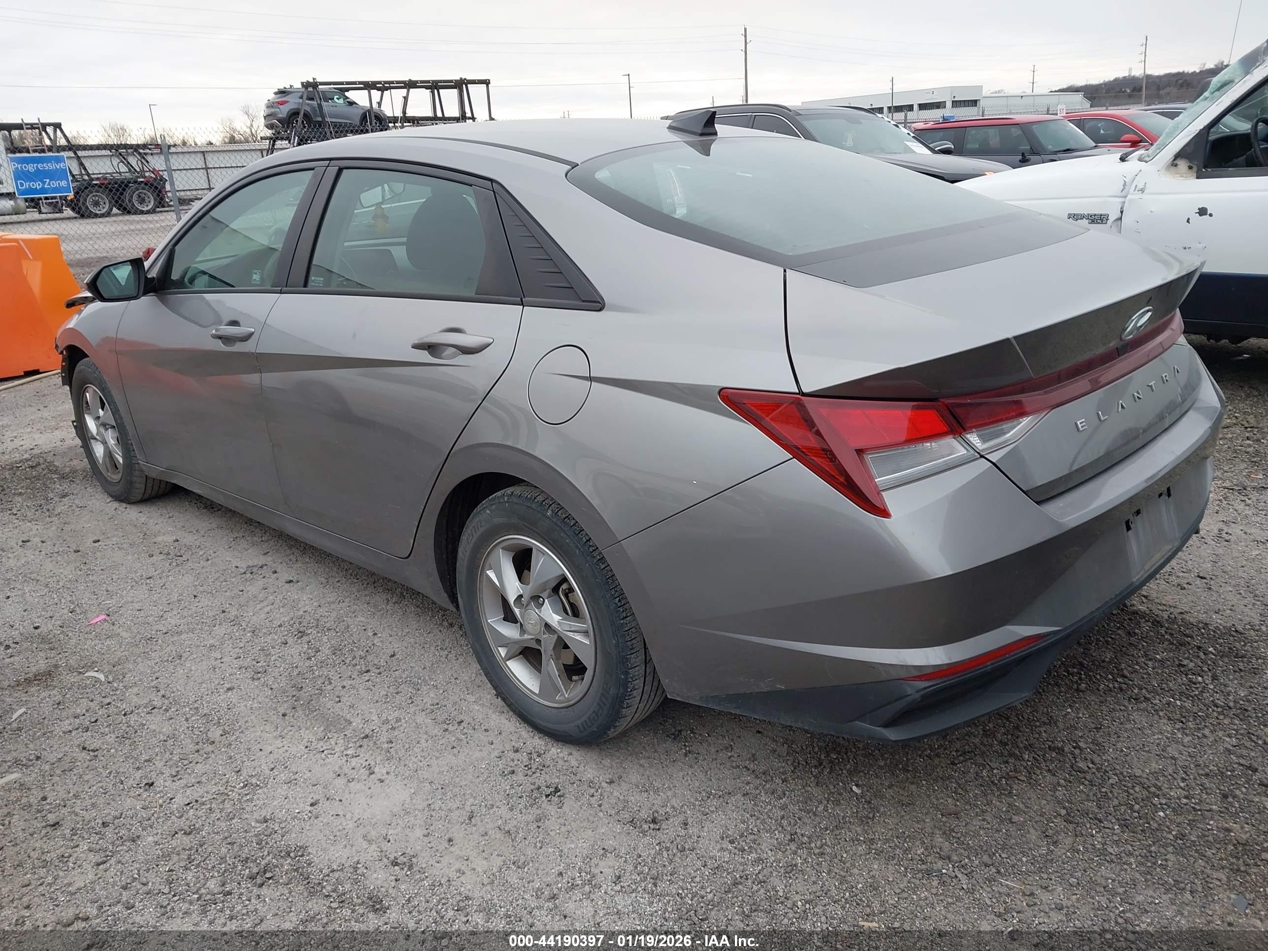 HYUNDAI ELANTRA image 3