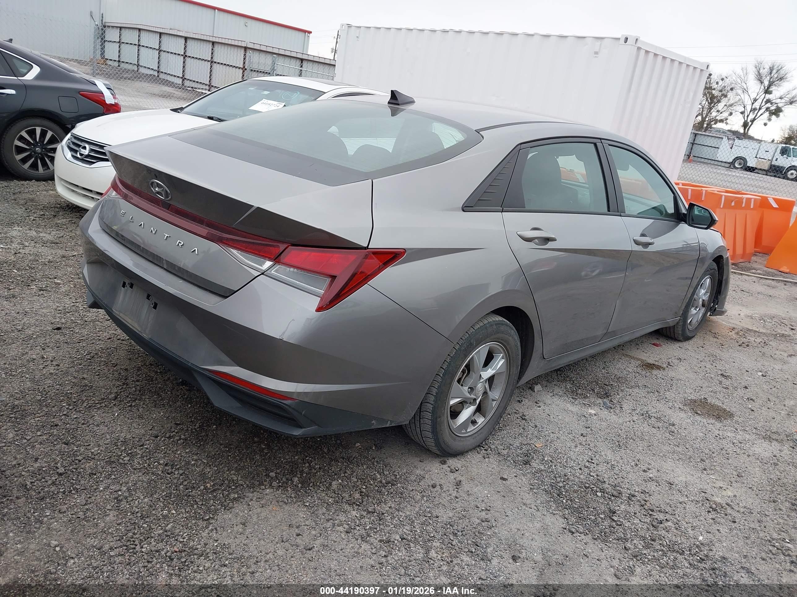 HYUNDAI ELANTRA image 4