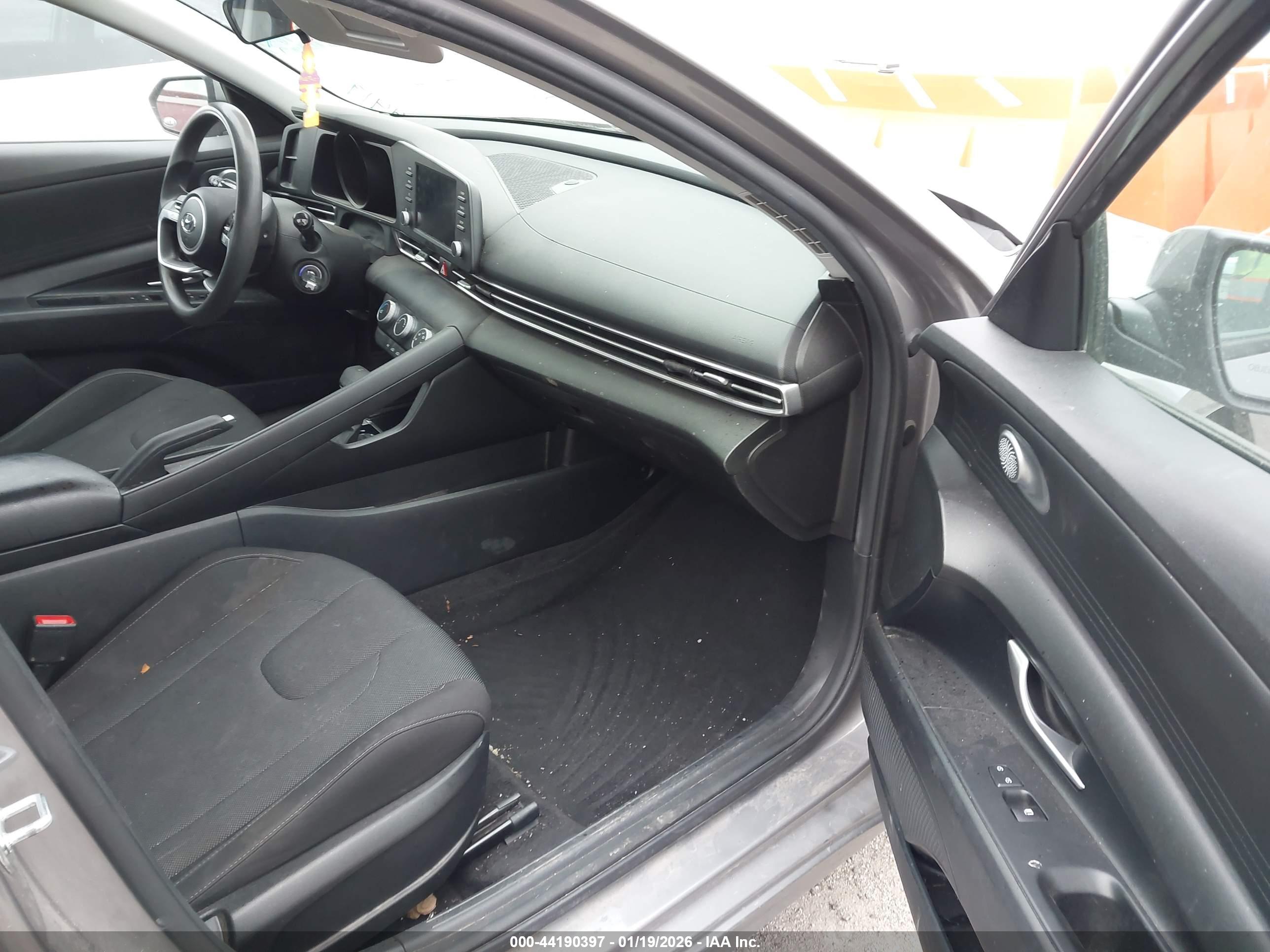 HYUNDAI ELANTRA image 5