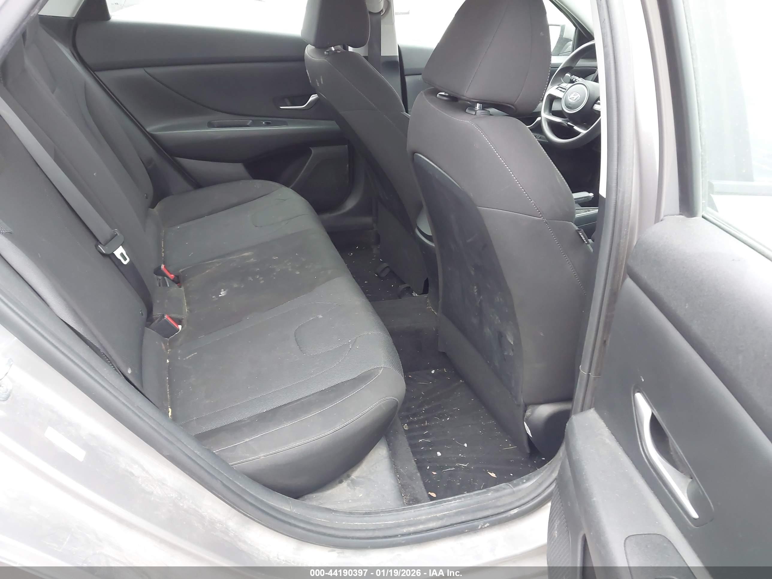 HYUNDAI ELANTRA image 8