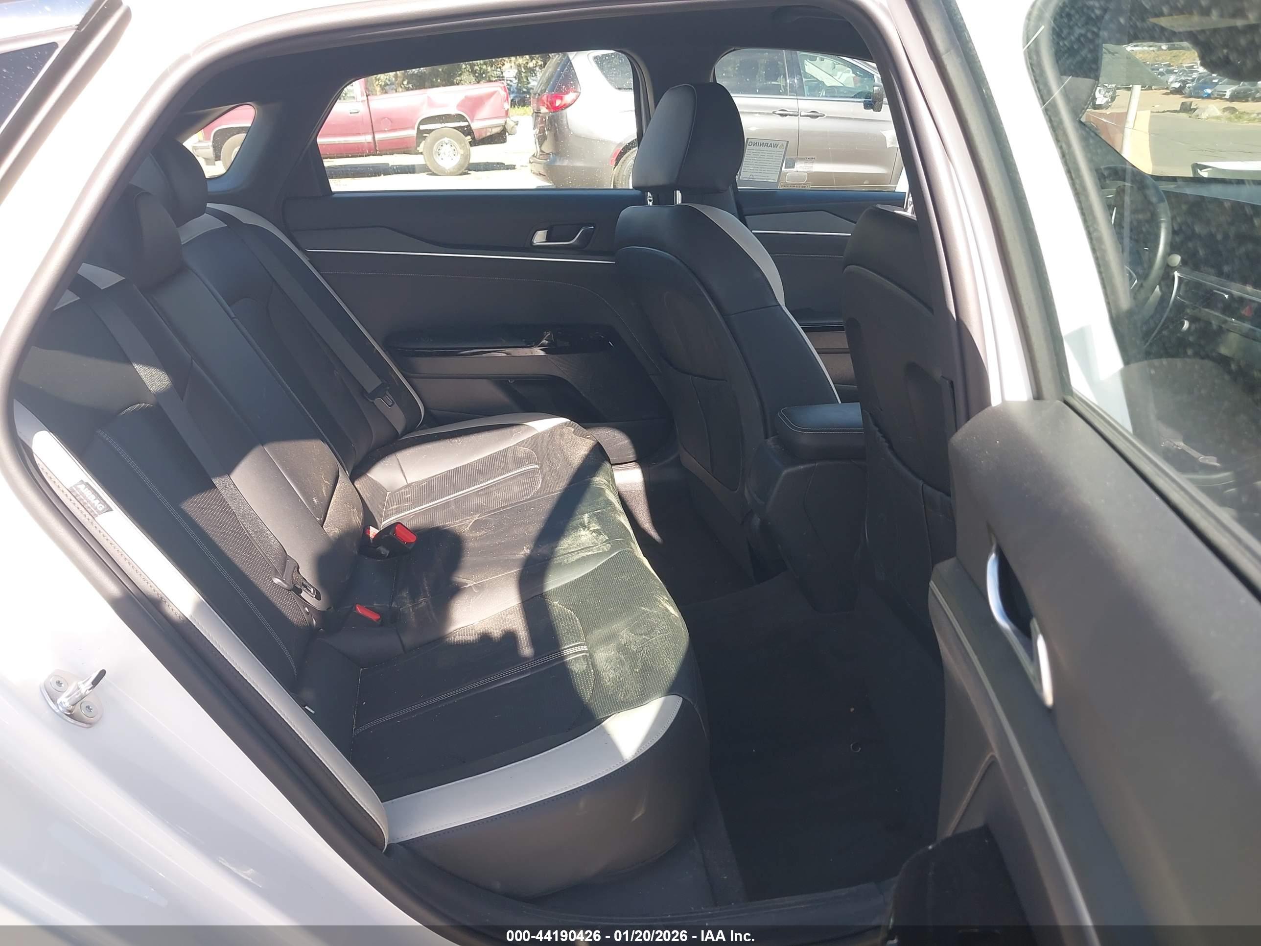 KIA K5 image 8