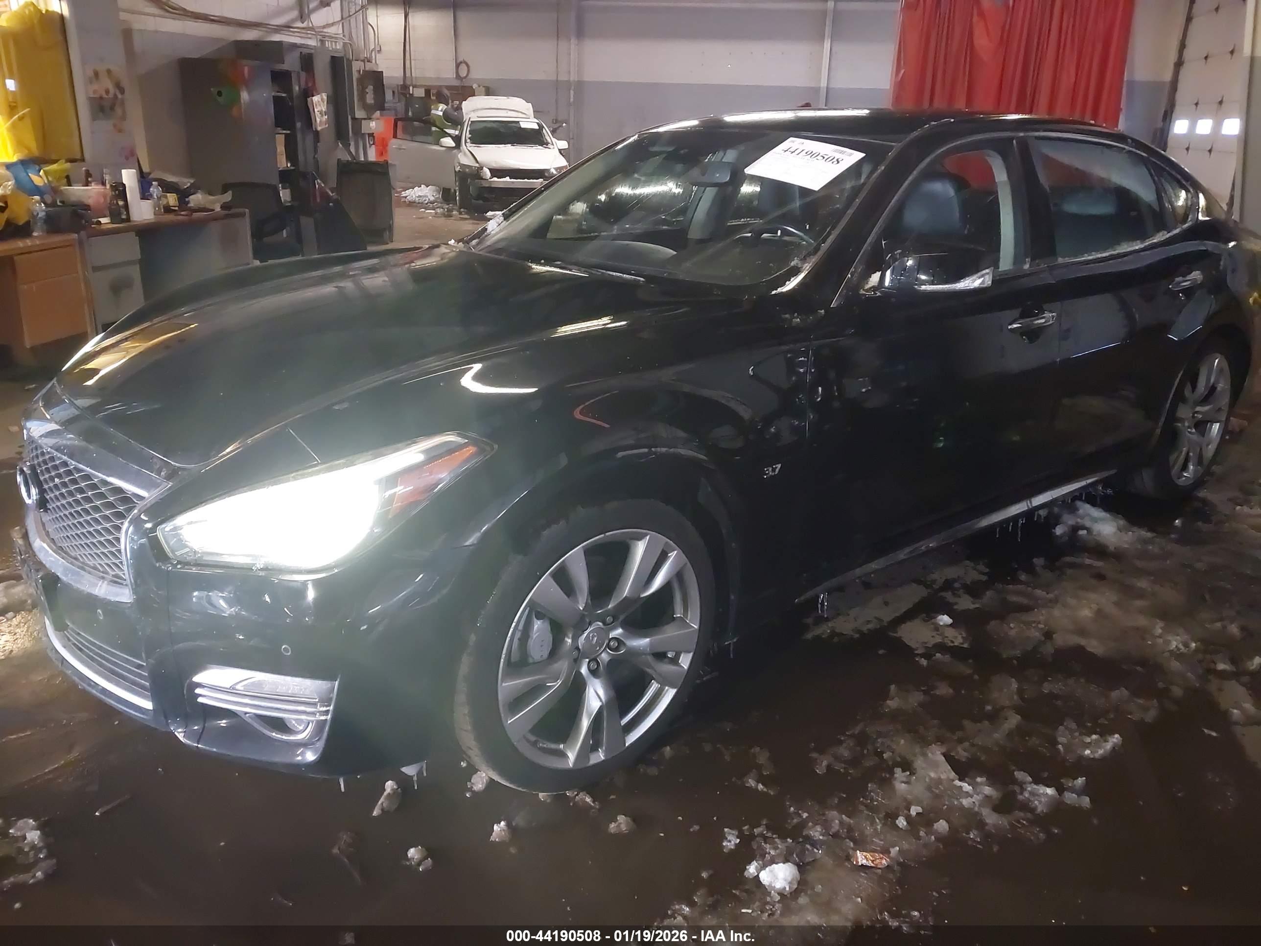 INFINITI Q70L image 2