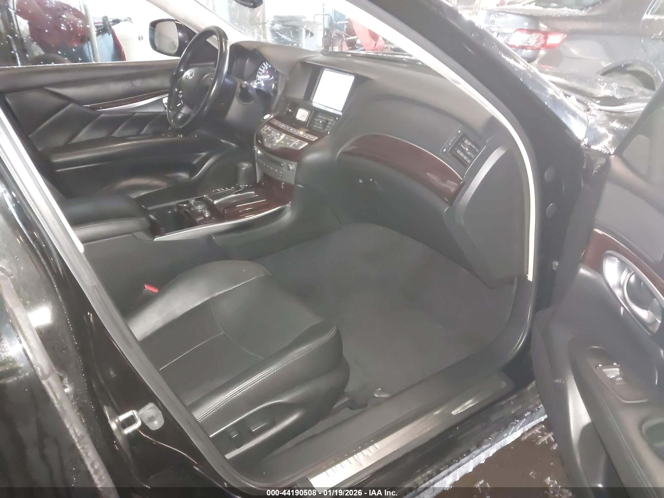 INFINITI Q70L image 5