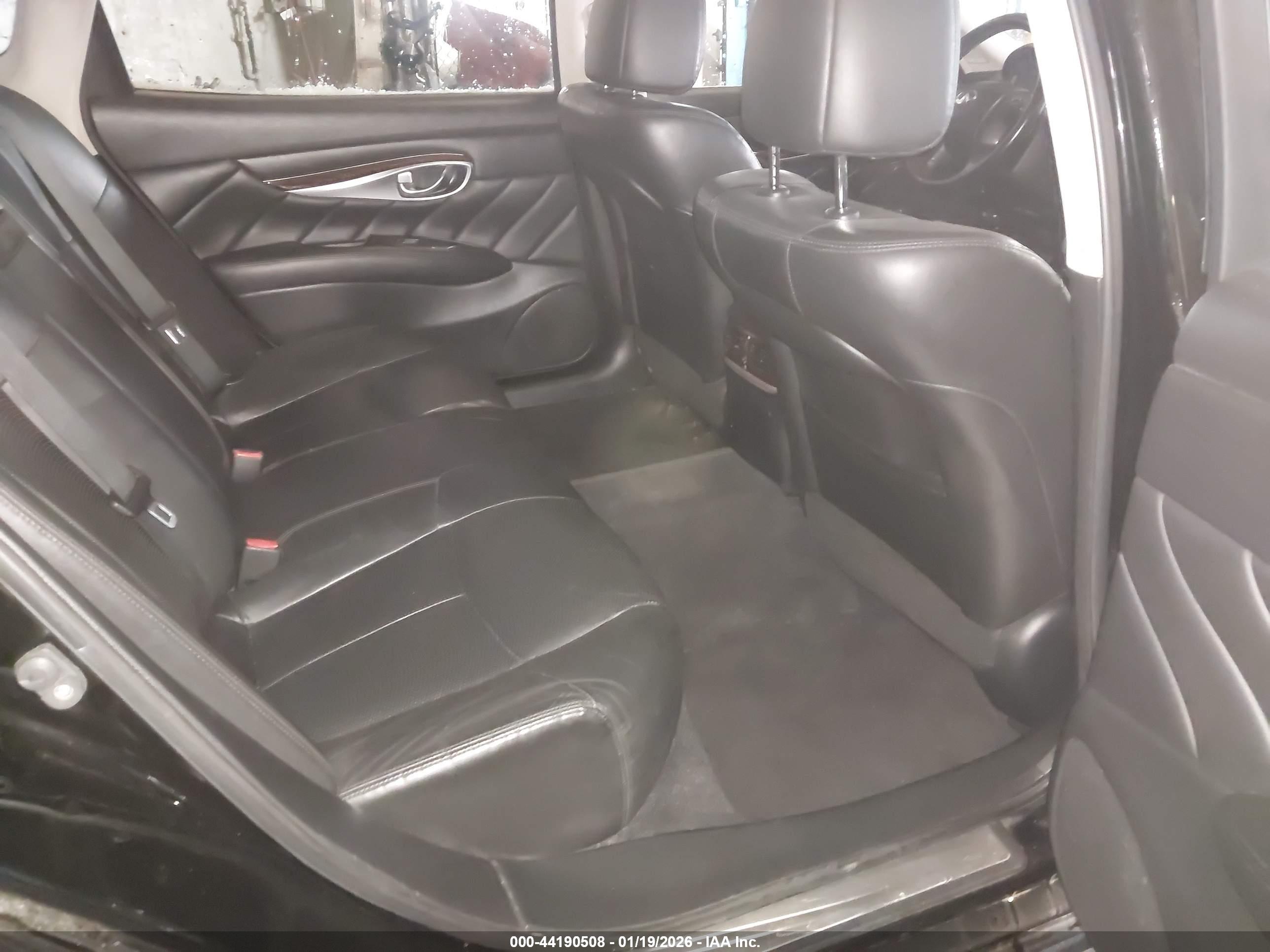 INFINITI Q70L image 8