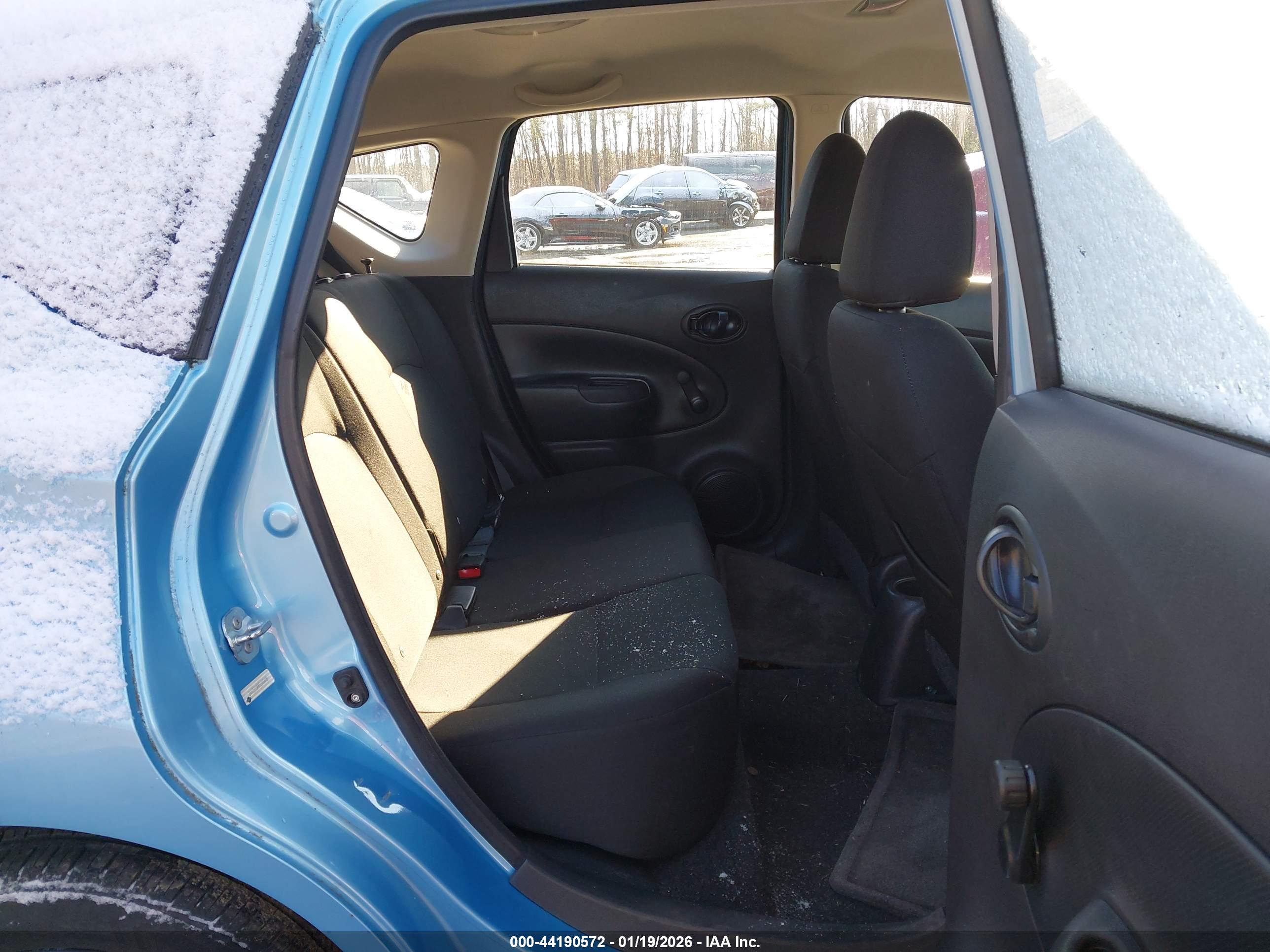 NISSAN VERSA image 8