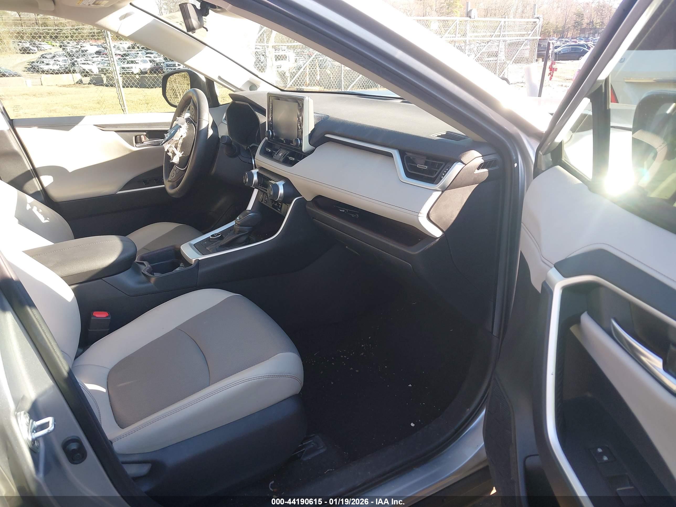 TOYOTA RAV4 image 5