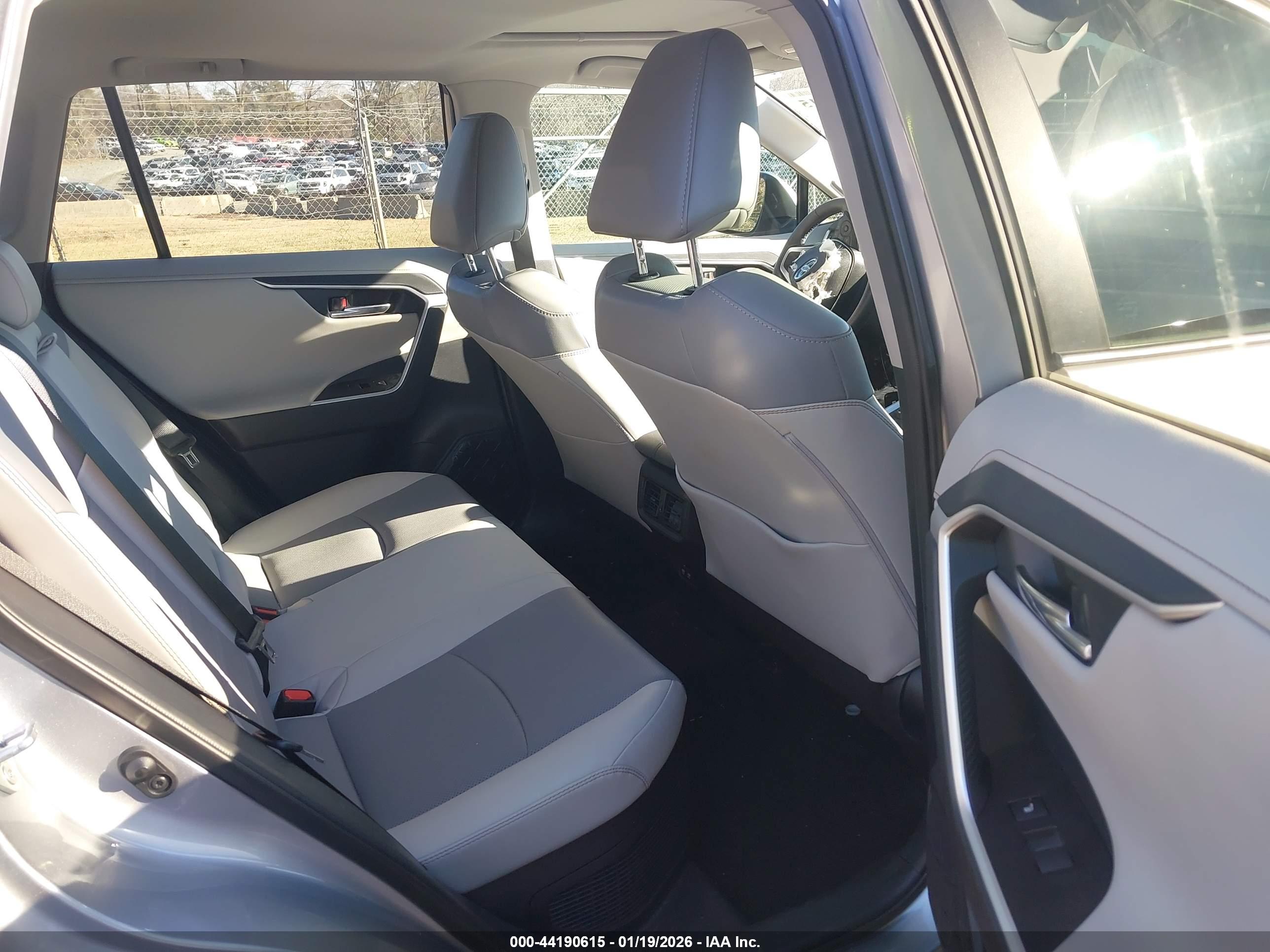 TOYOTA RAV4 image 8