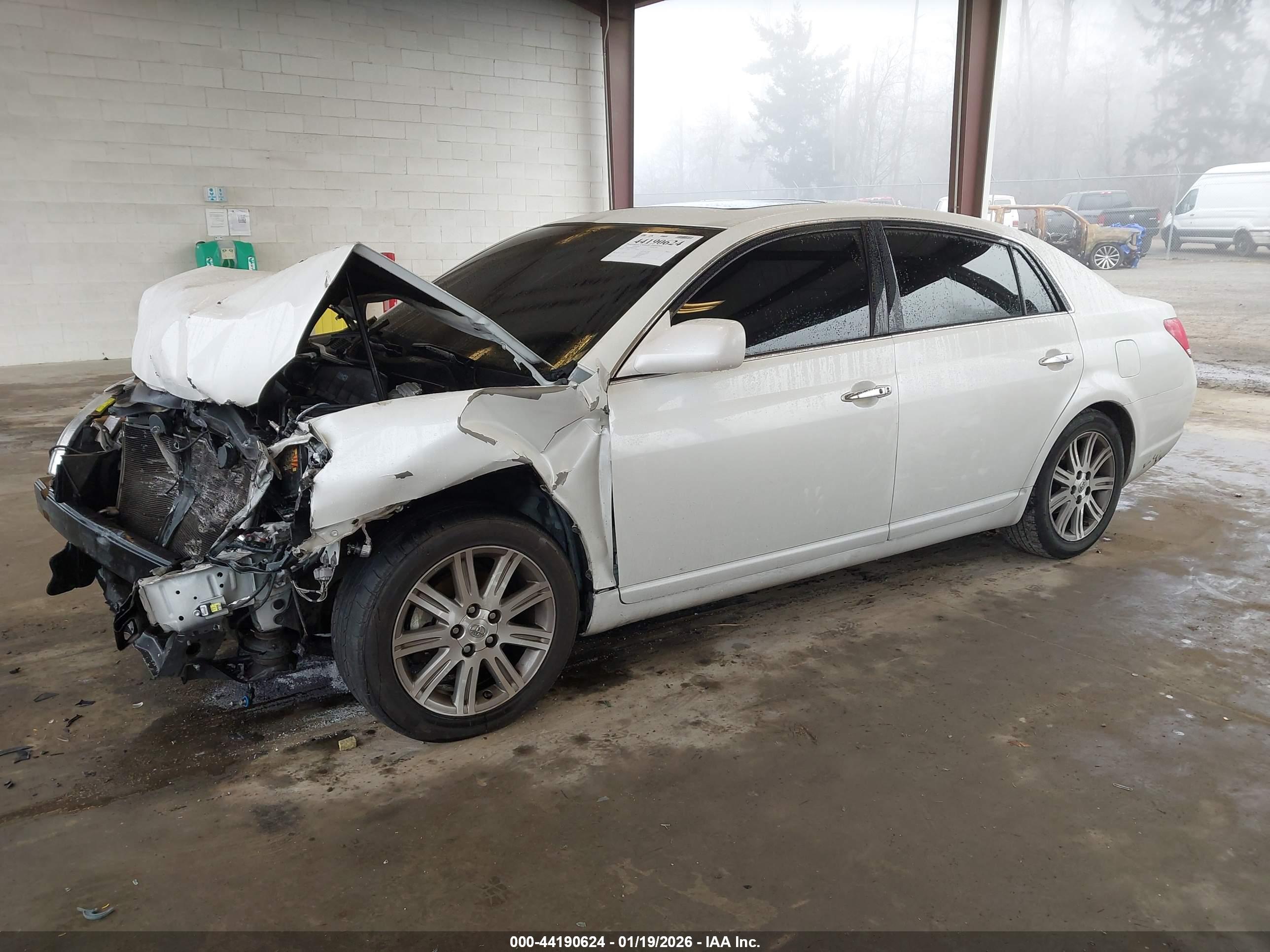 TOYOTA AVALON image 2