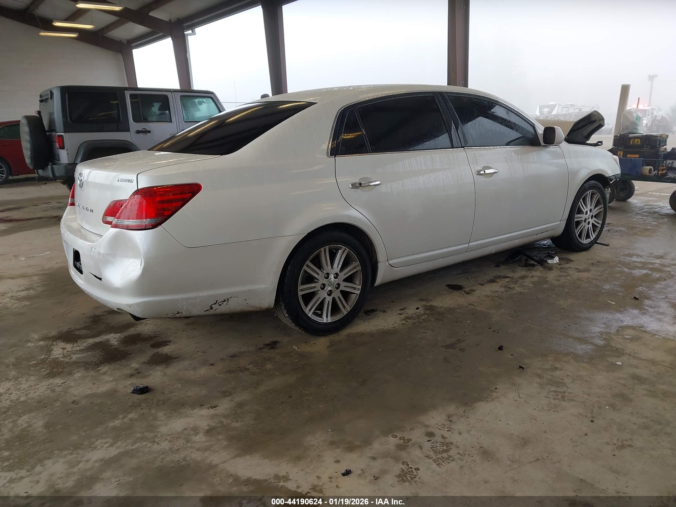 TOYOTA AVALON image 4