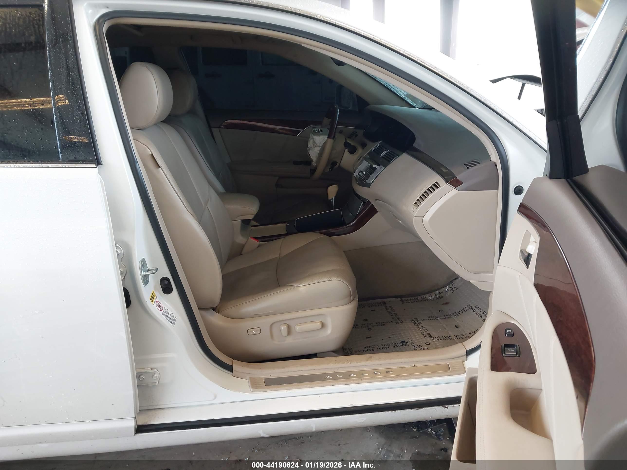 TOYOTA AVALON image 5