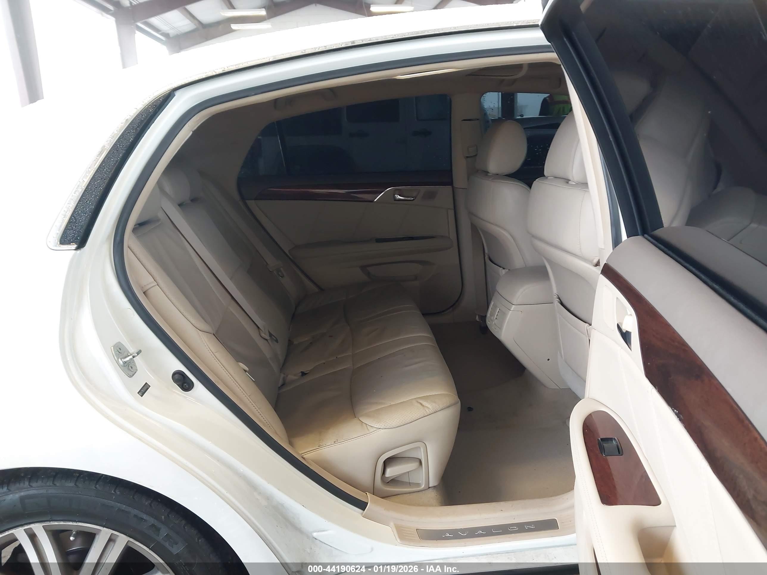 TOYOTA AVALON image 8