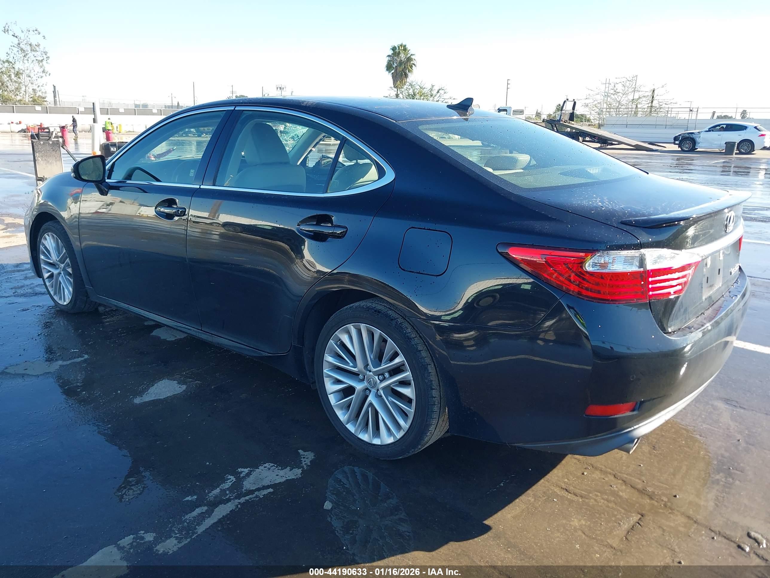 LEXUS ES image 3