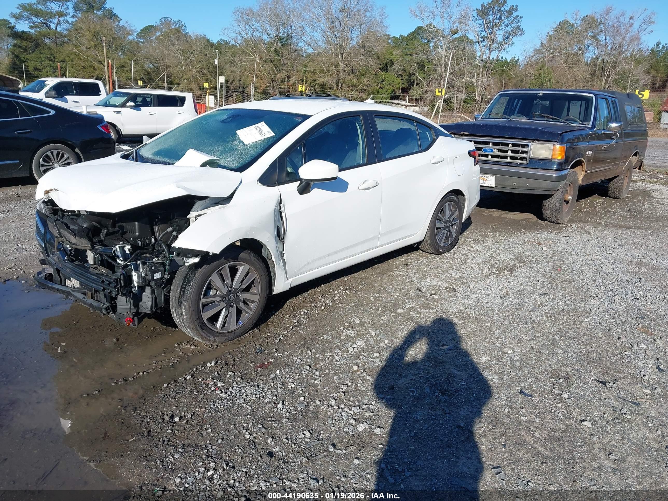 NISSAN VERSA image 2
