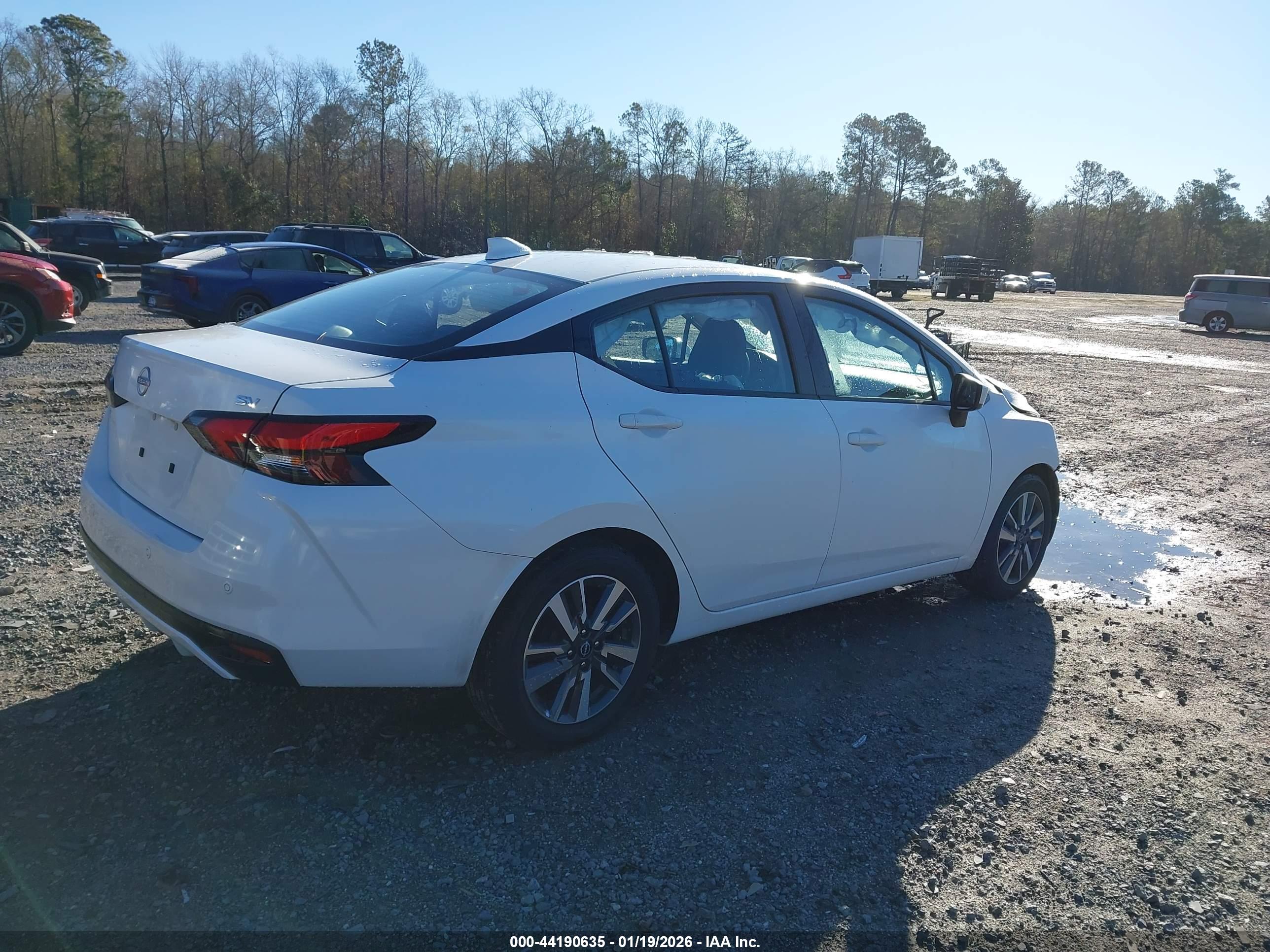 NISSAN VERSA image 4