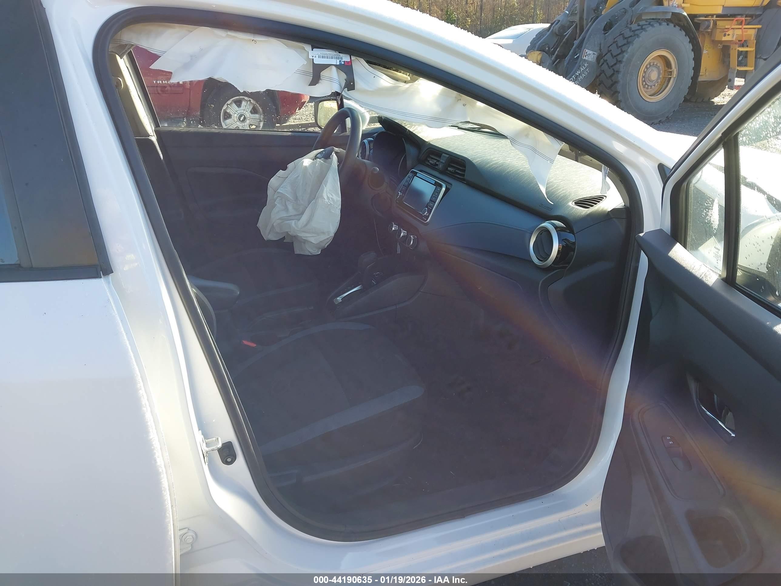 NISSAN VERSA image 5