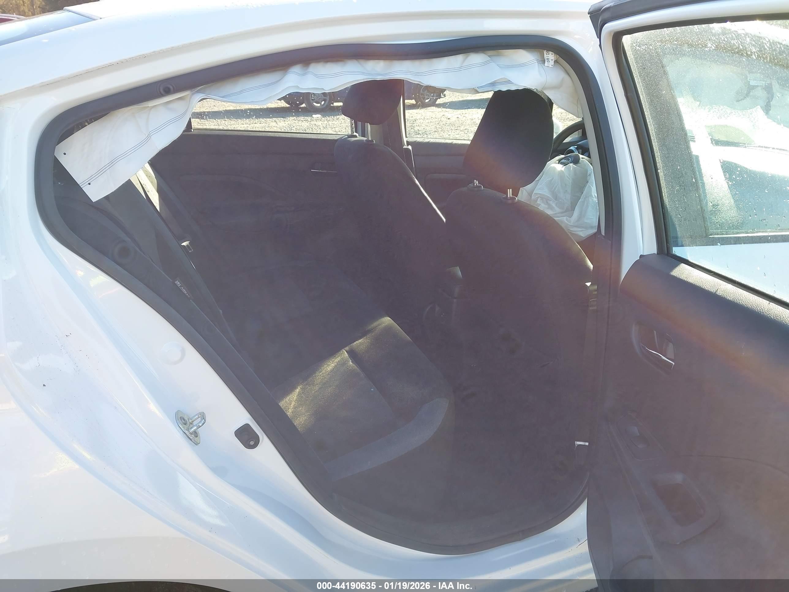 NISSAN VERSA image 8