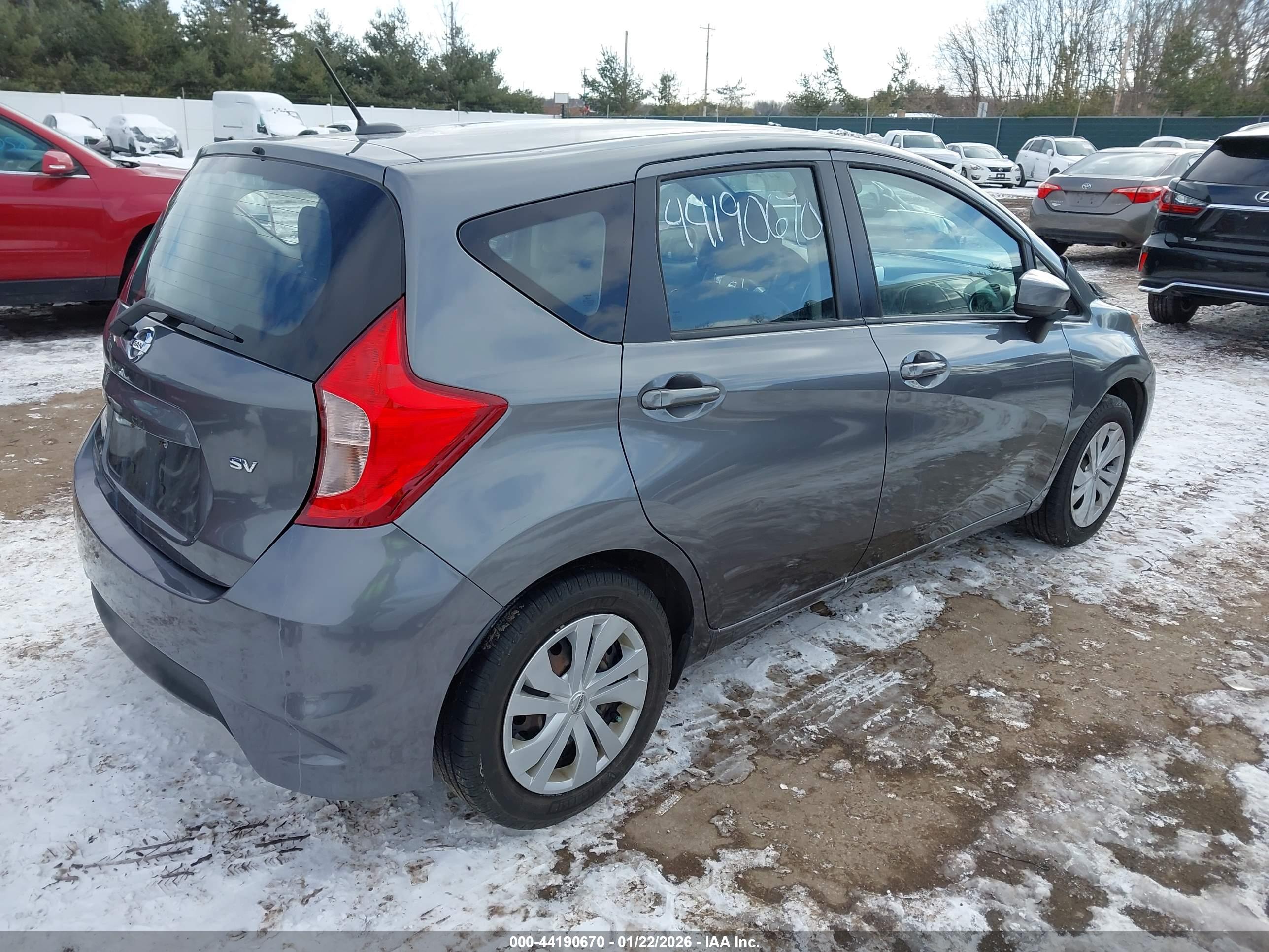 NISSAN VERSA image 4