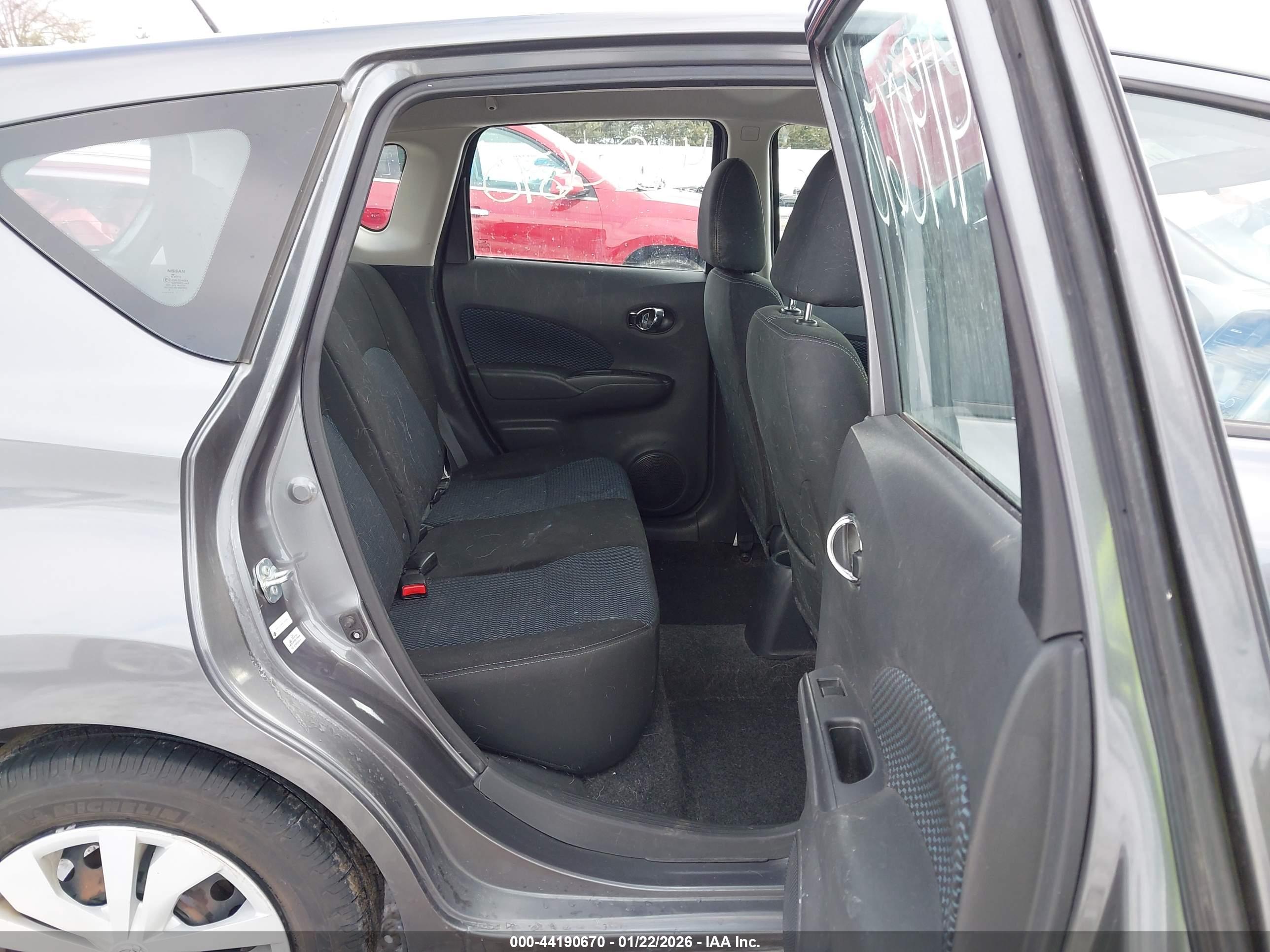 NISSAN VERSA image 8
