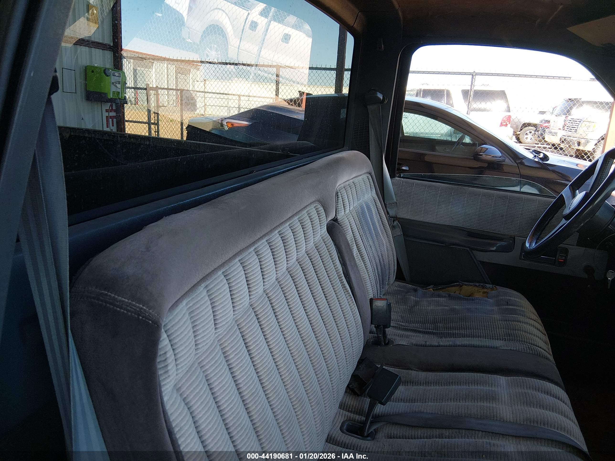 CHEVROLET GMT-400 image 8