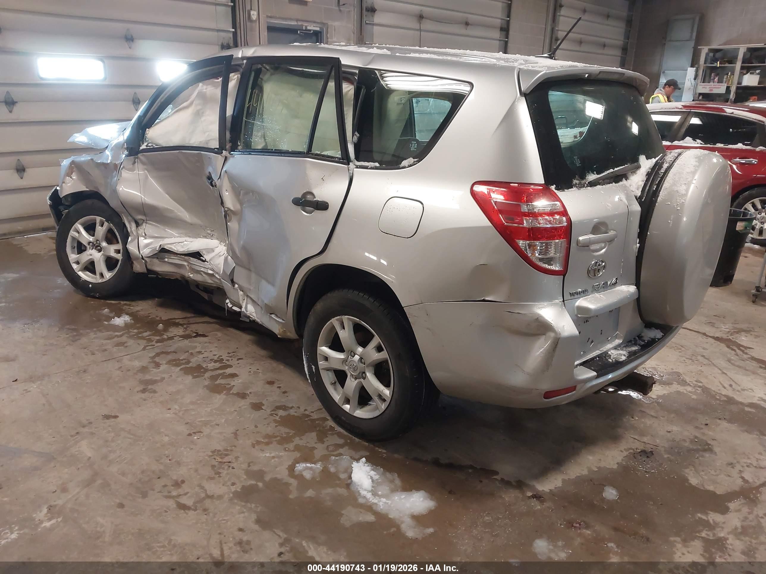 TOYOTA RAV4 image 3