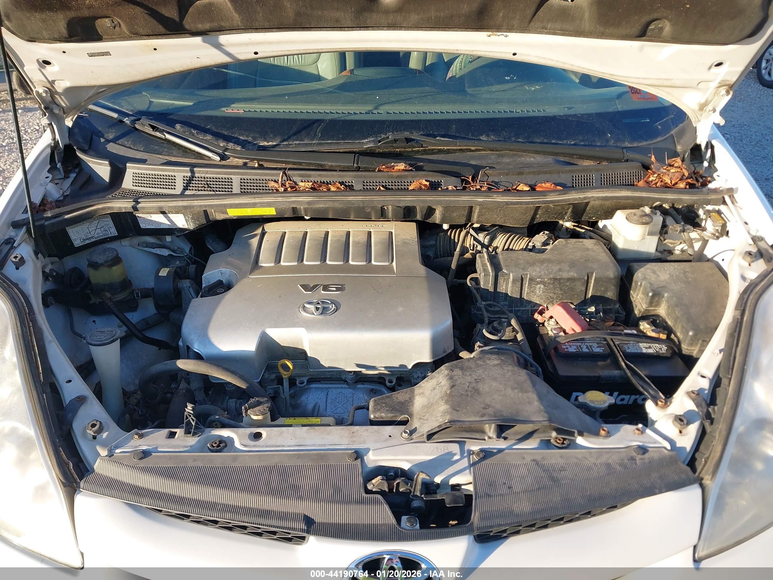 TOYOTA SIENNA image 10