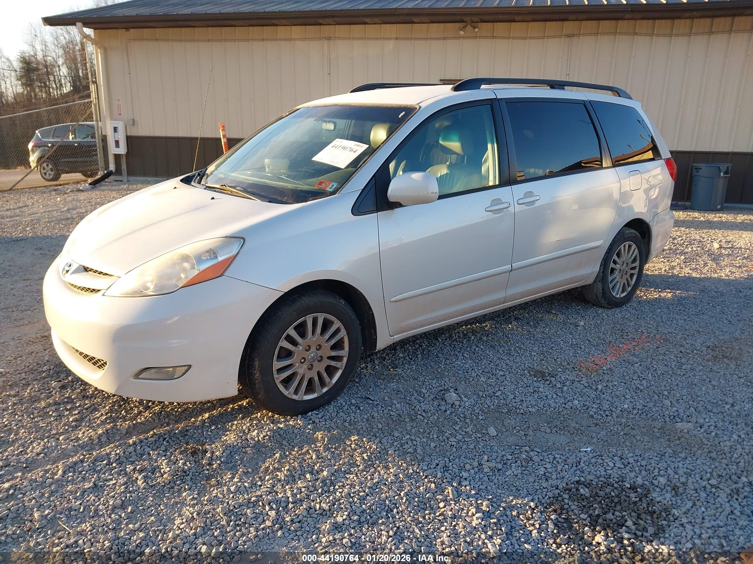 TOYOTA SIENNA image 2