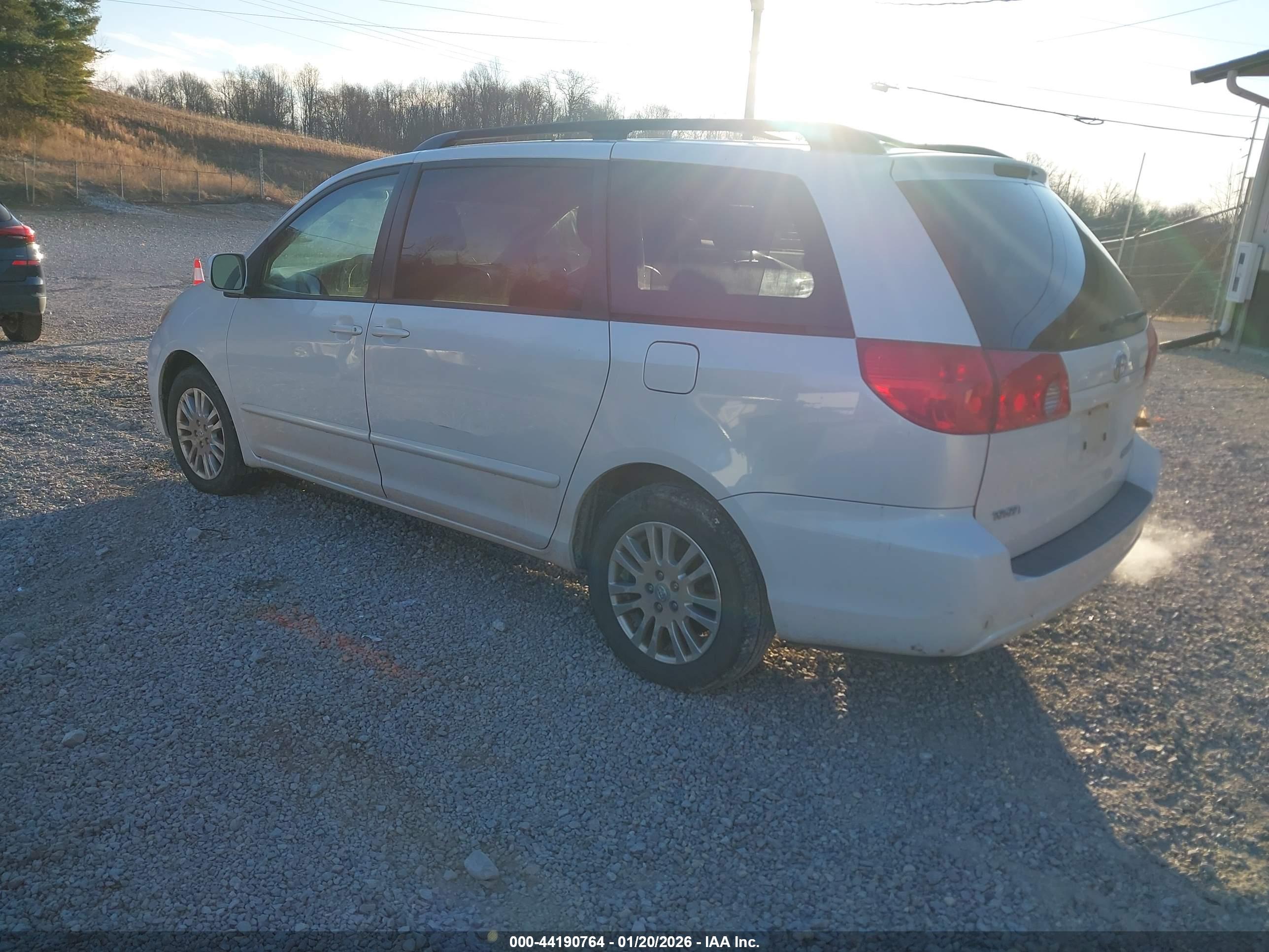 TOYOTA SIENNA image 3