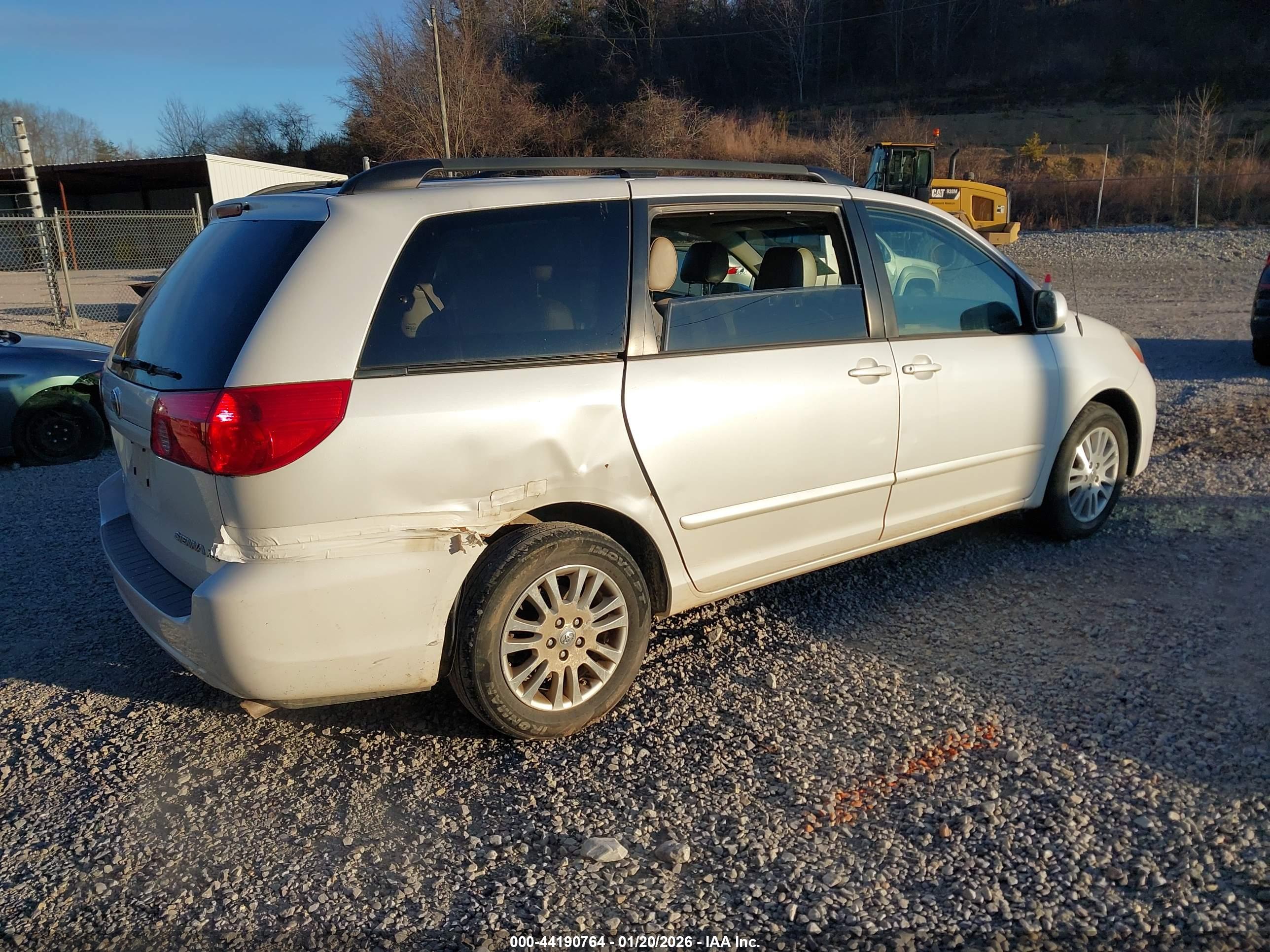 TOYOTA SIENNA image 4
