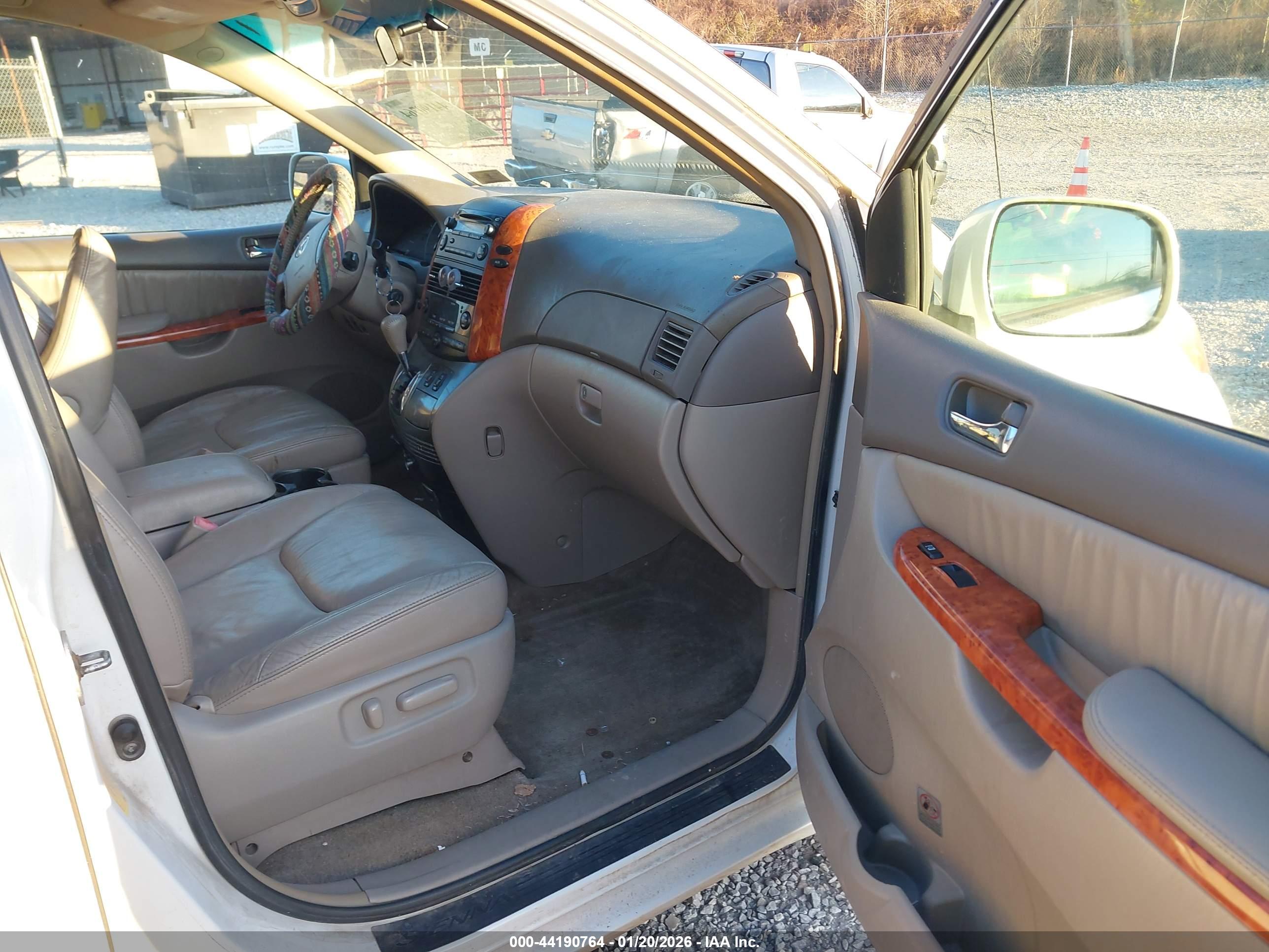 TOYOTA SIENNA image 5