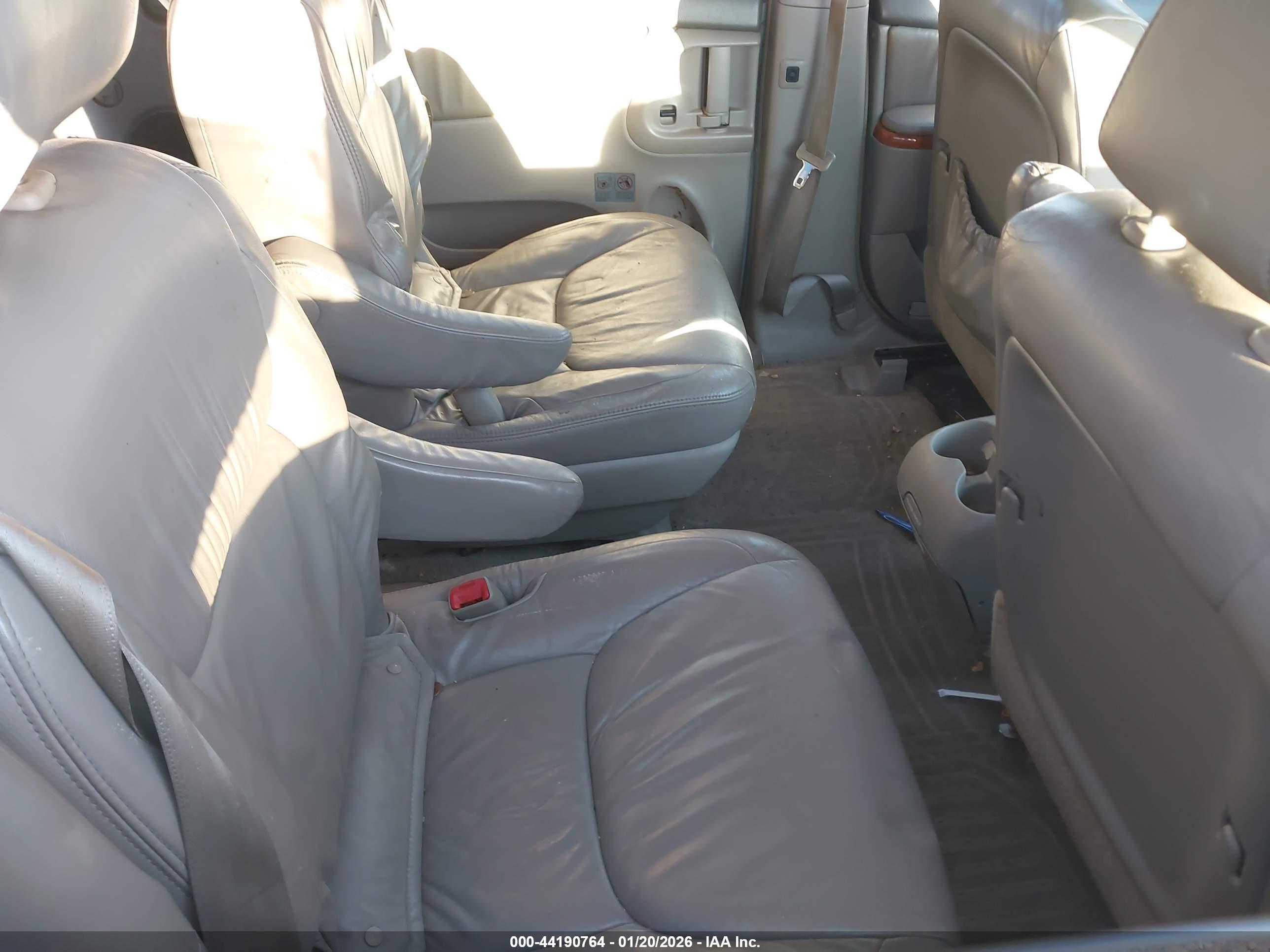 TOYOTA SIENNA image 8