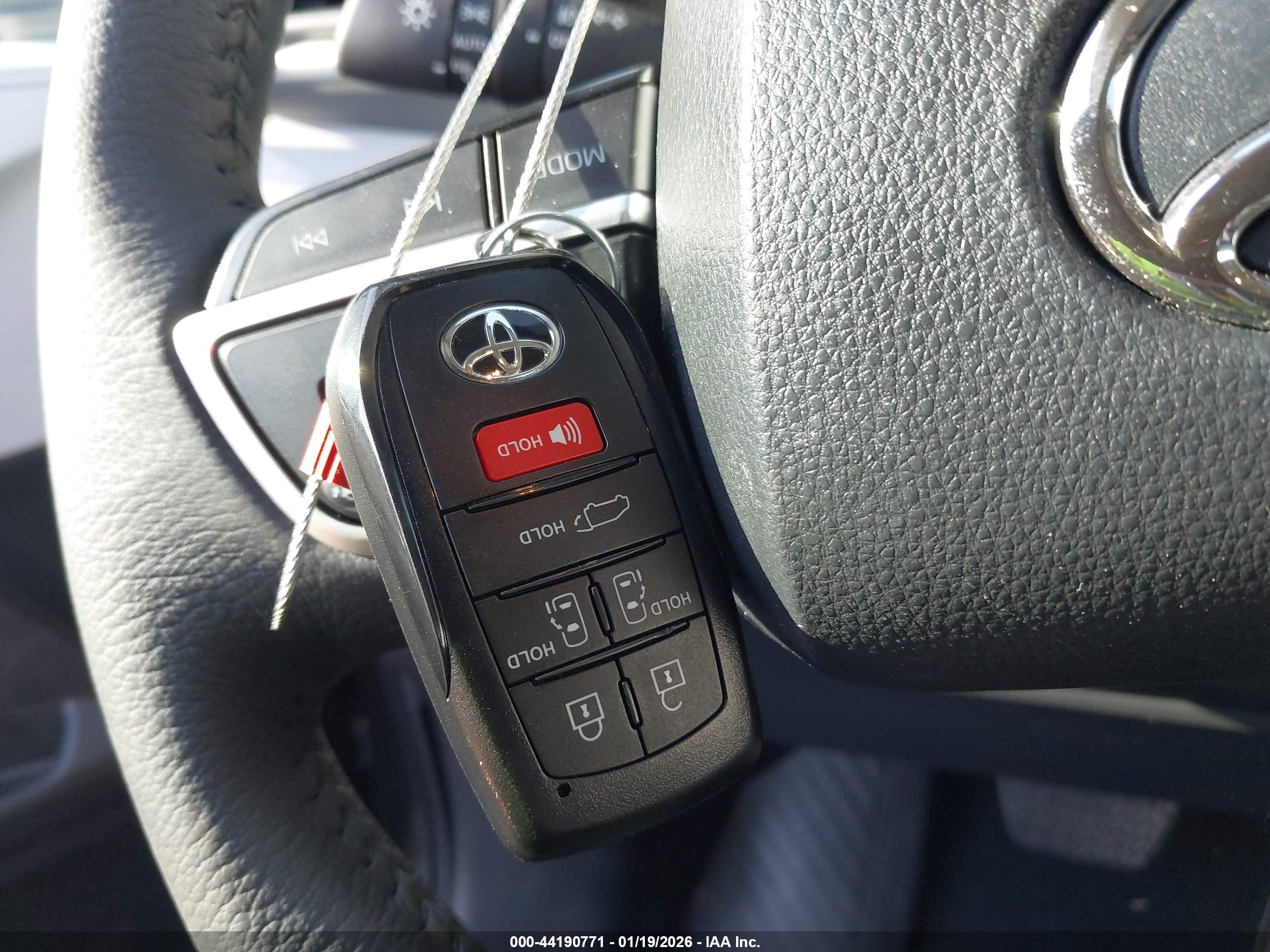 TOYOTA SIENNA image 11