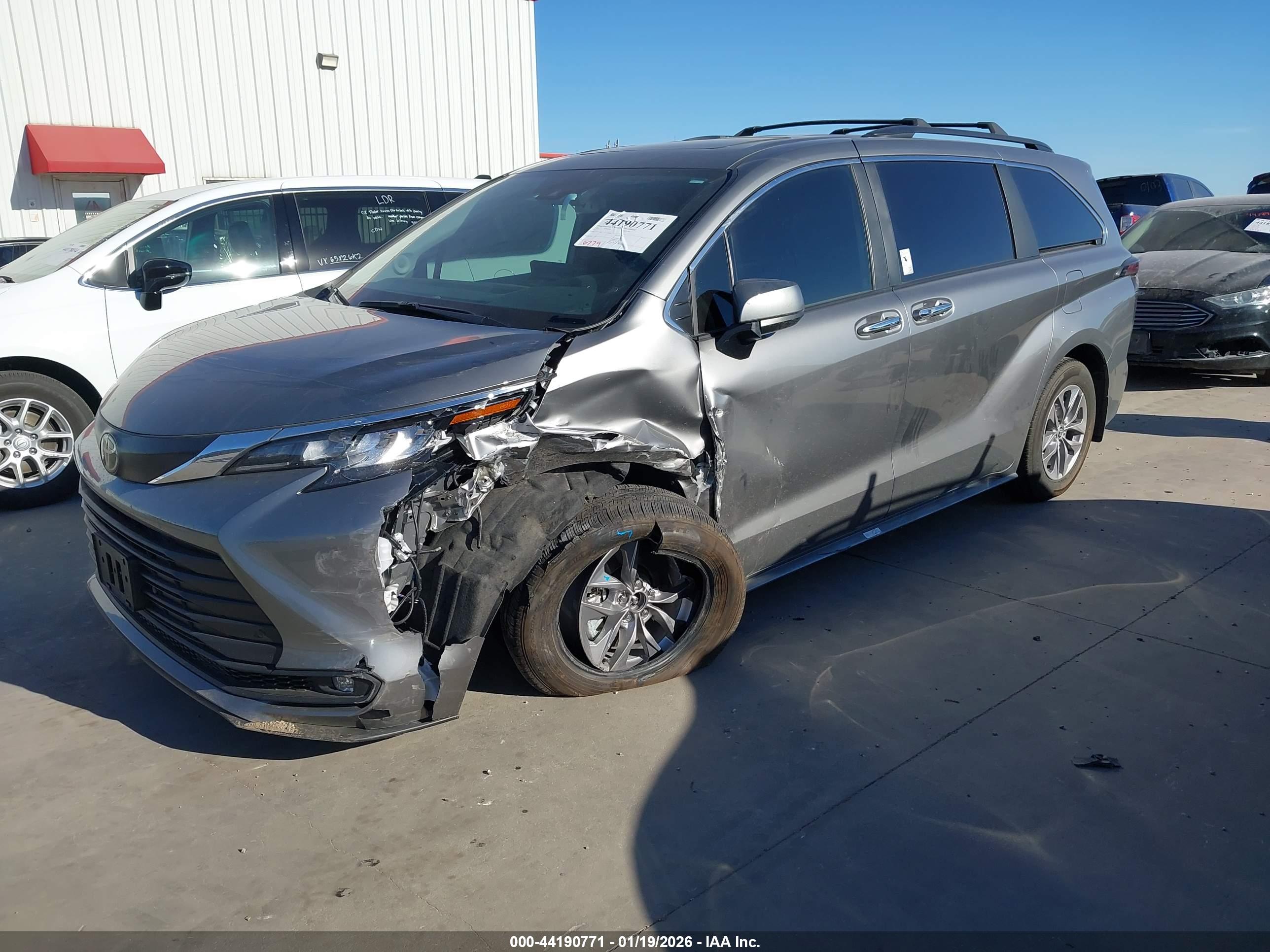 TOYOTA SIENNA image 2