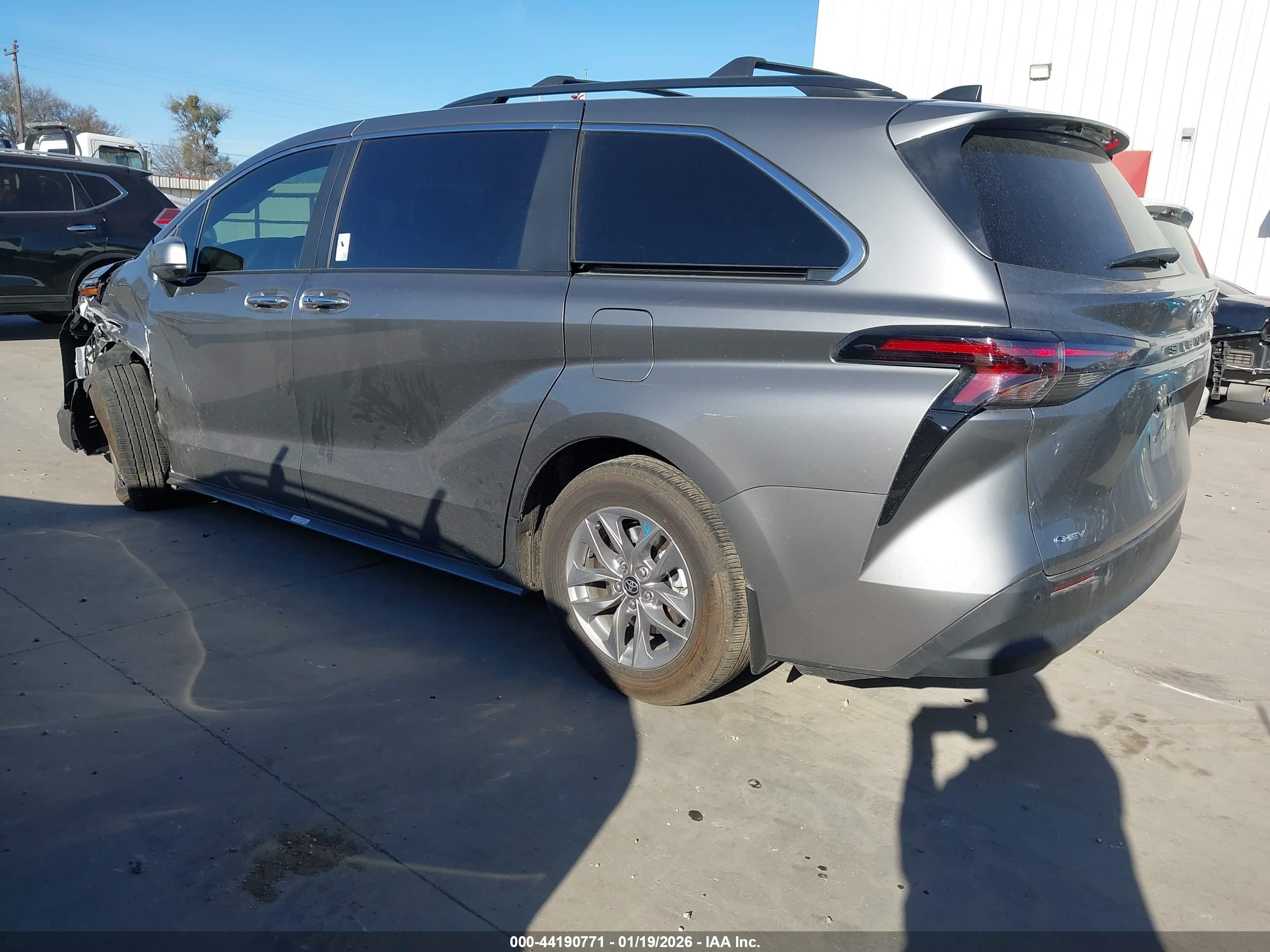 TOYOTA SIENNA image 3