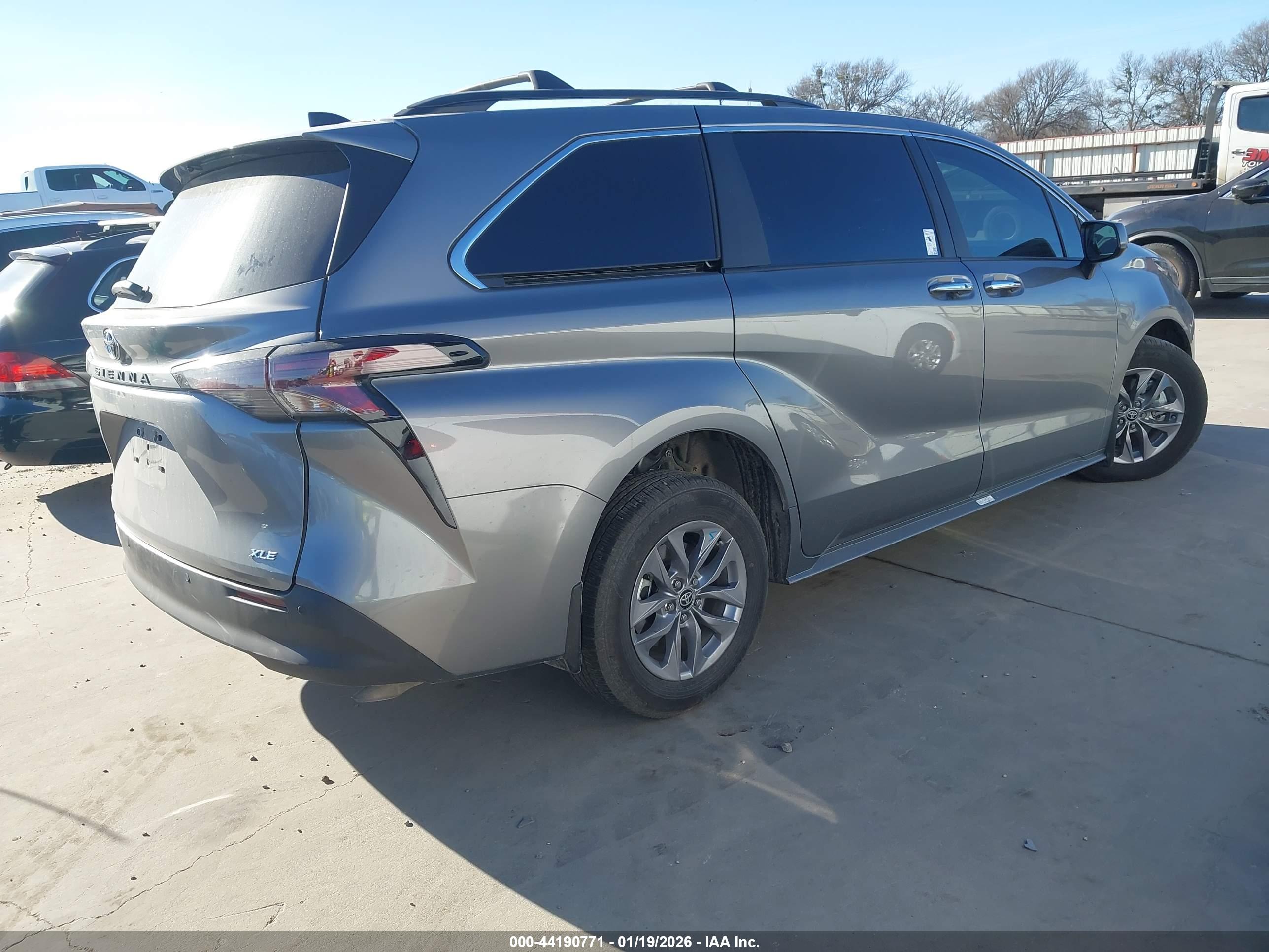 TOYOTA SIENNA image 4