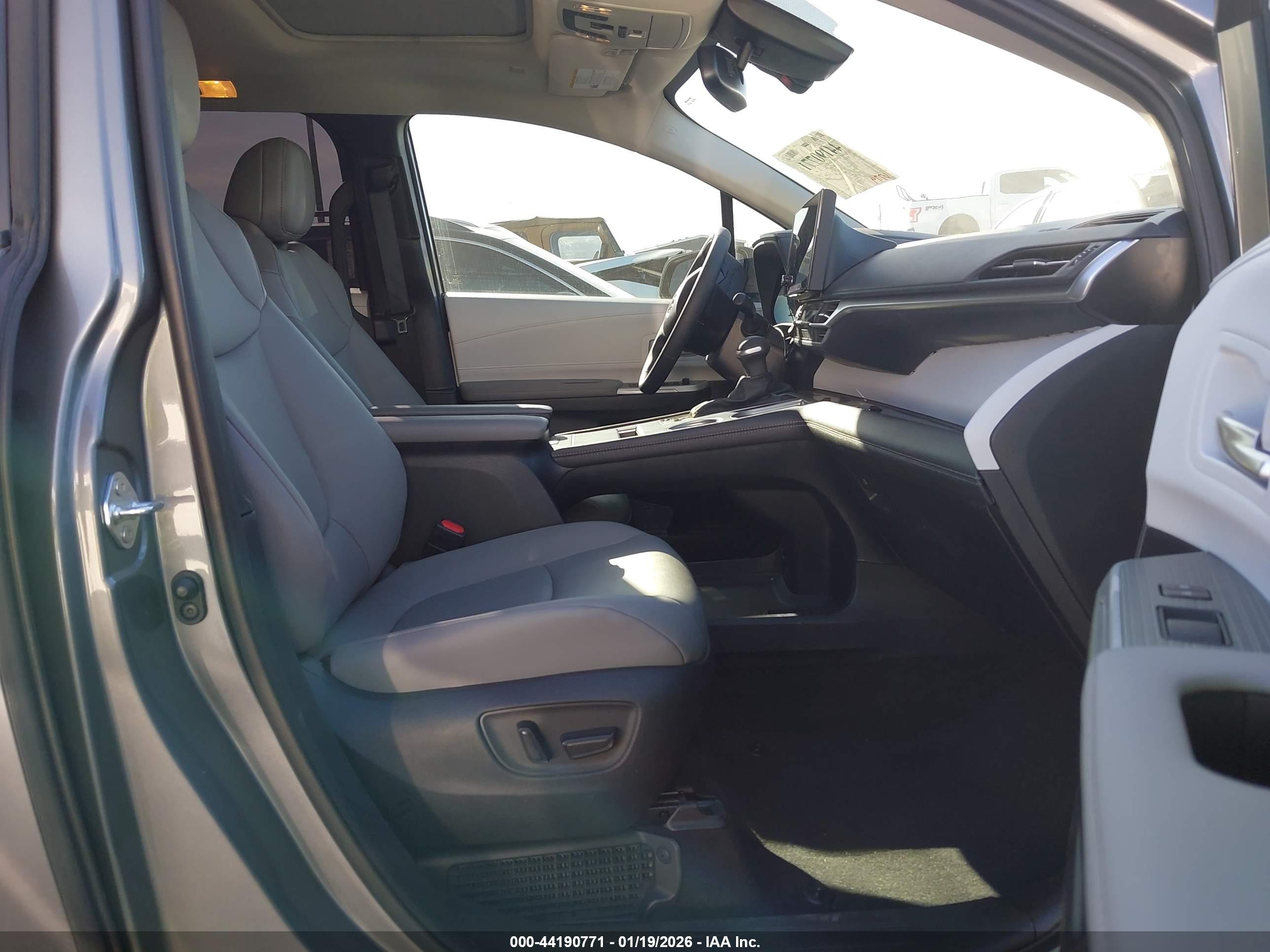 TOYOTA SIENNA image 5