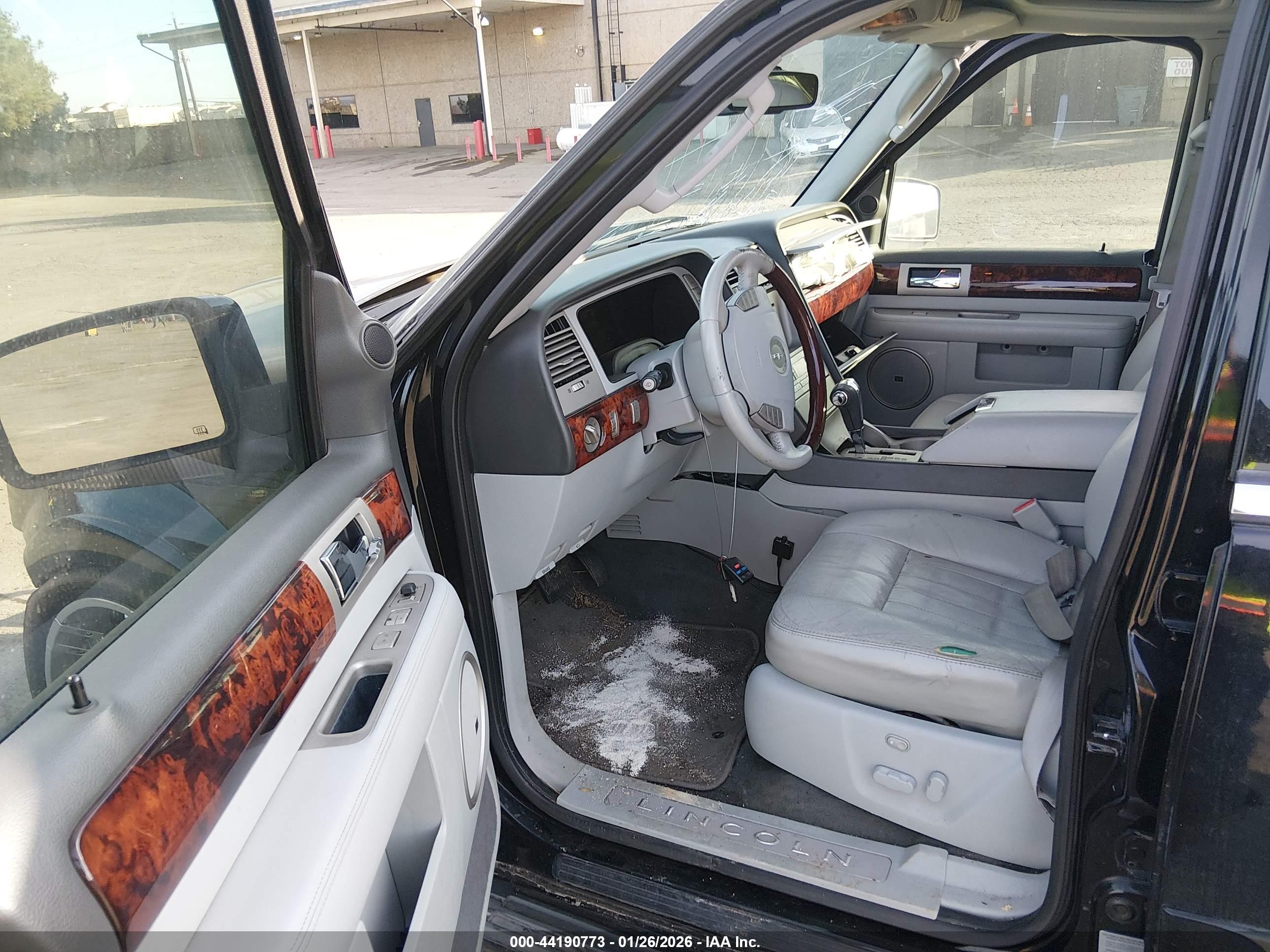 LINCOLN NAVIGATOR image 5
